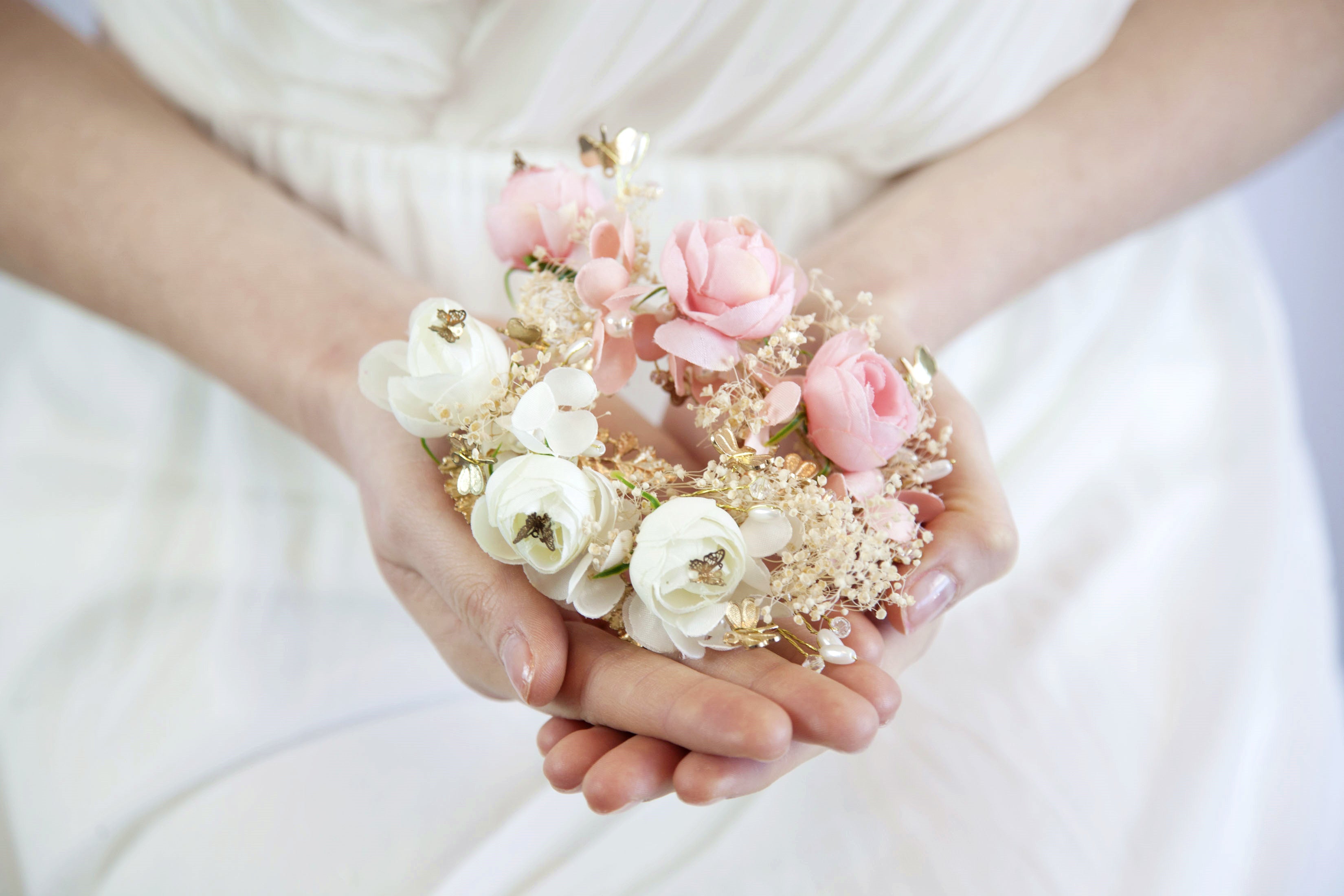 Elegant Bridal Flower Hair Comb for Weddings - Pearl & Crystal Bridal Hair Accessories for Bride, Bridesmaids, Flower Girls | Perfect for Wedding, Prom, Special Occasions