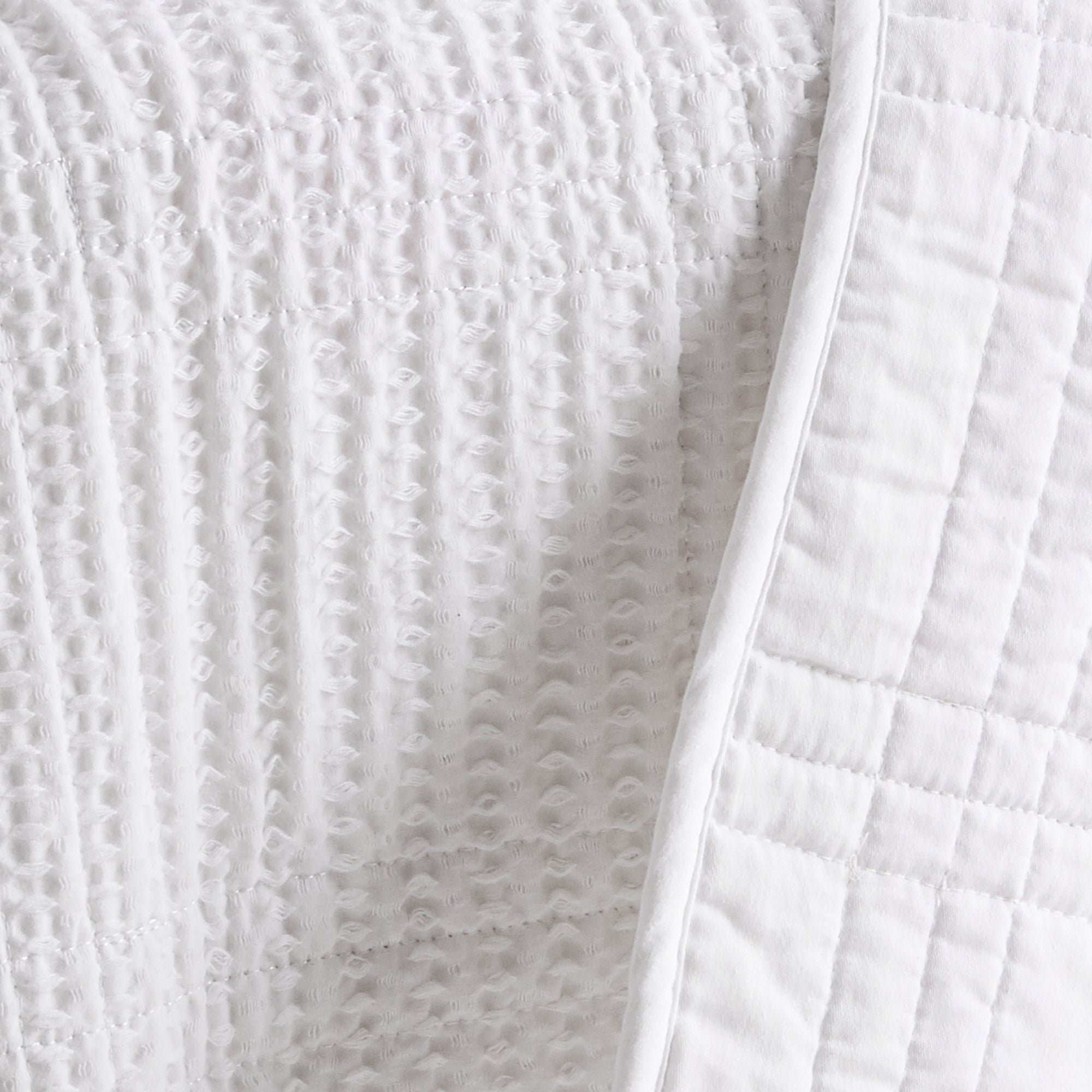 Cozy Cloud Waffle Quilted Throw Blanket - Ultra Soft Lightweight Bedspread for Couch, Sofa & Bed - Perfect for Winter Nights, Movie Time & Home Decor