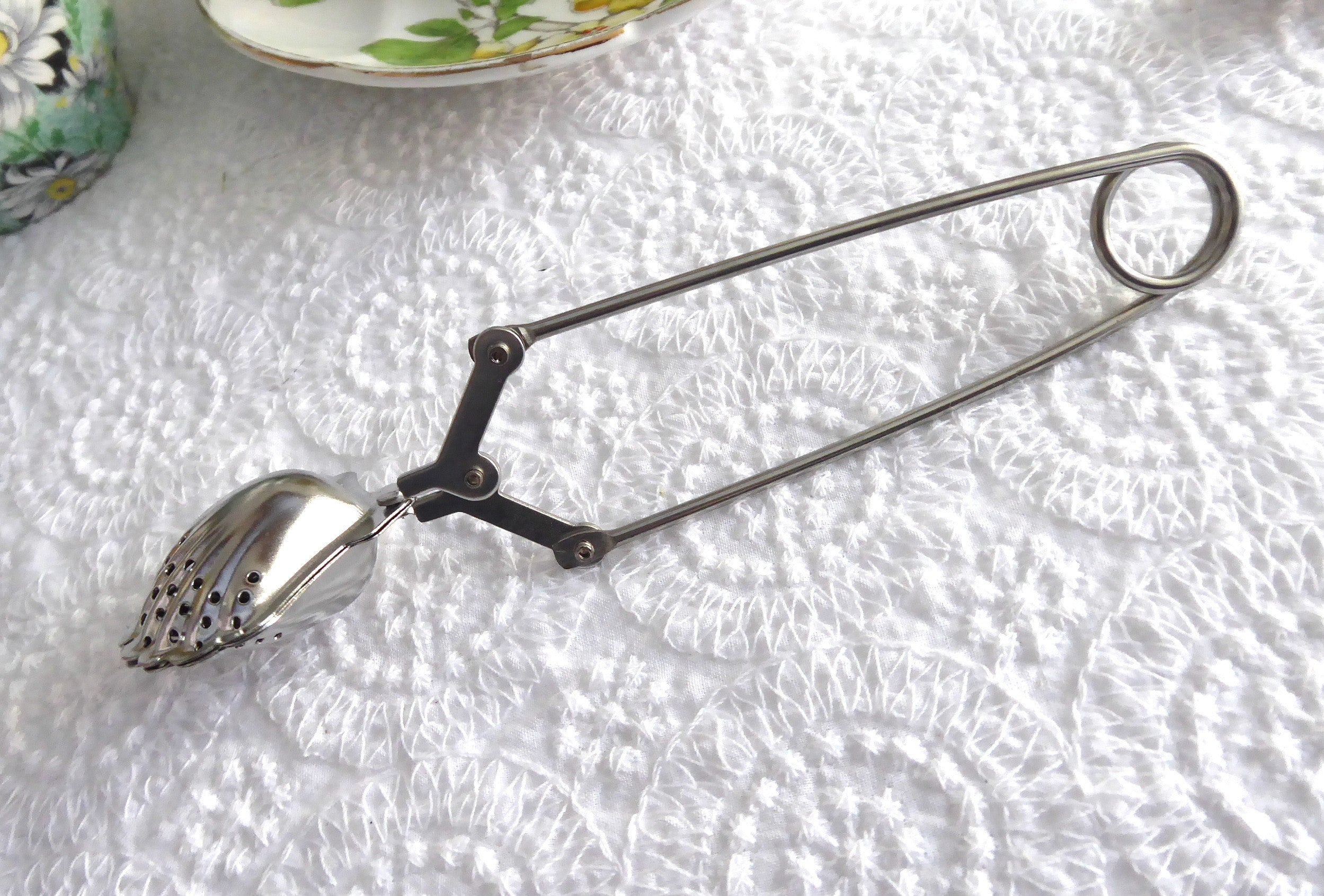 Stainless Steel Seashell Tea Infuser - Scissor Style Loose Leaf Tea Strainer for Cup, Mug & Teapot - Perfect for Herbal, Green & Black Tea Brewing at Home or Office