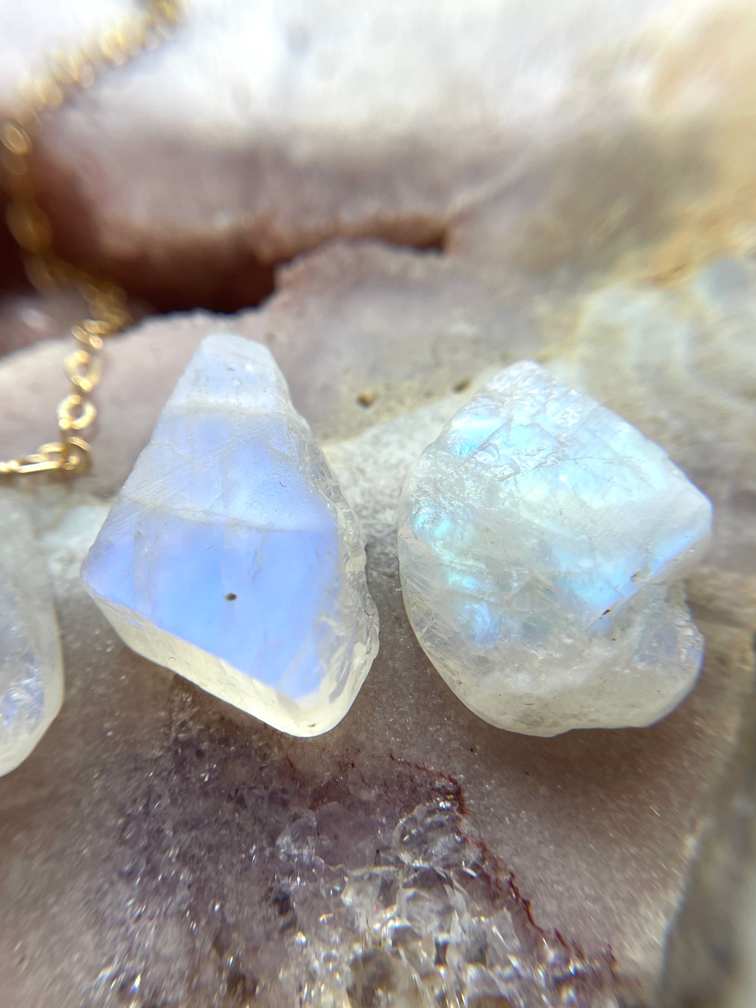 Natural Rainbow Moonstone Crystal Necklace - Healing Stone Jewelry for Women, Spiritual Protection & Positive Energy - Perfect for Meditation, Yoga & Everyday Wear