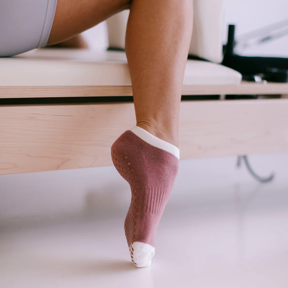 Non-Slip Grip Socks for Yoga, Pilates & Barre - Anti-Skid Workout Socks with Traction for Women & Men - Perfect for Dance, Gym & Home Exercise