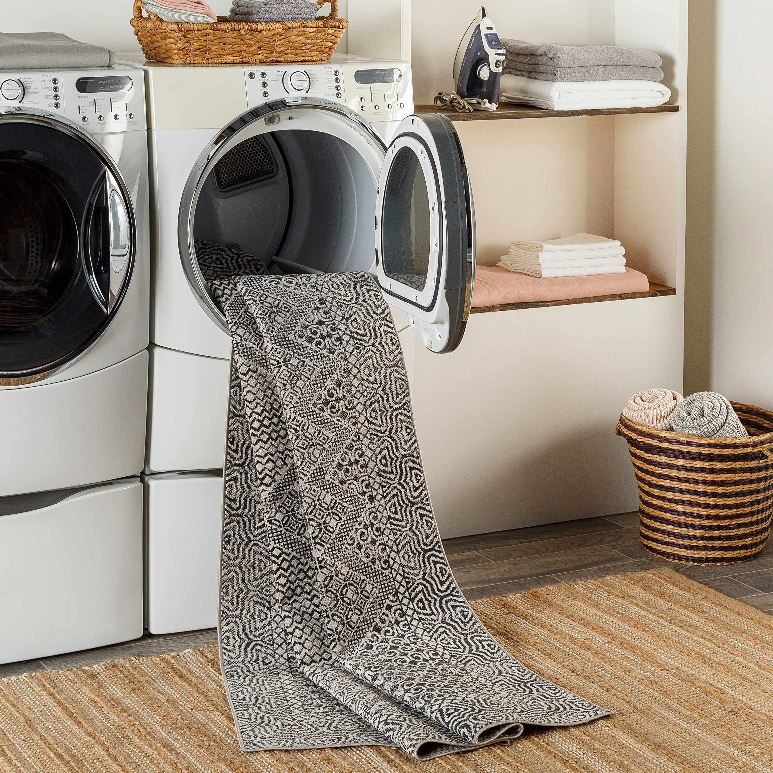 Hauteloom Consuelo Washable Area Rug - Black & Gray Round 6'7
