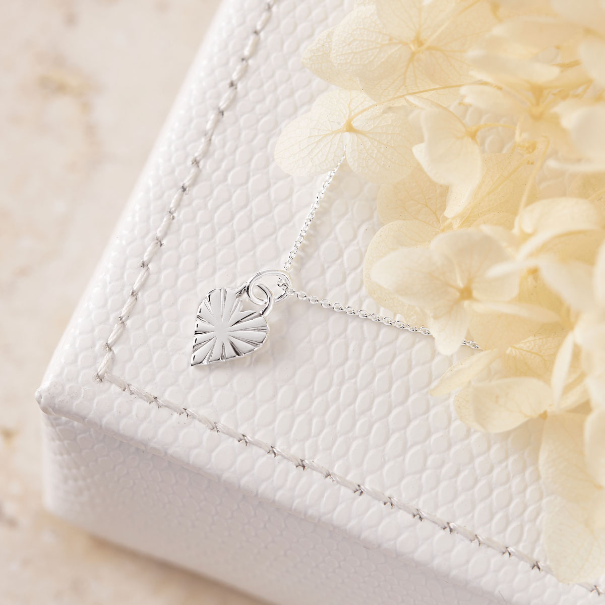 Sweetheart Necklace for Women - Elegant Heart Pendant Jewelry Gift for Her - Perfect for Valentine's Day, Anniversary & Romantic Occasions