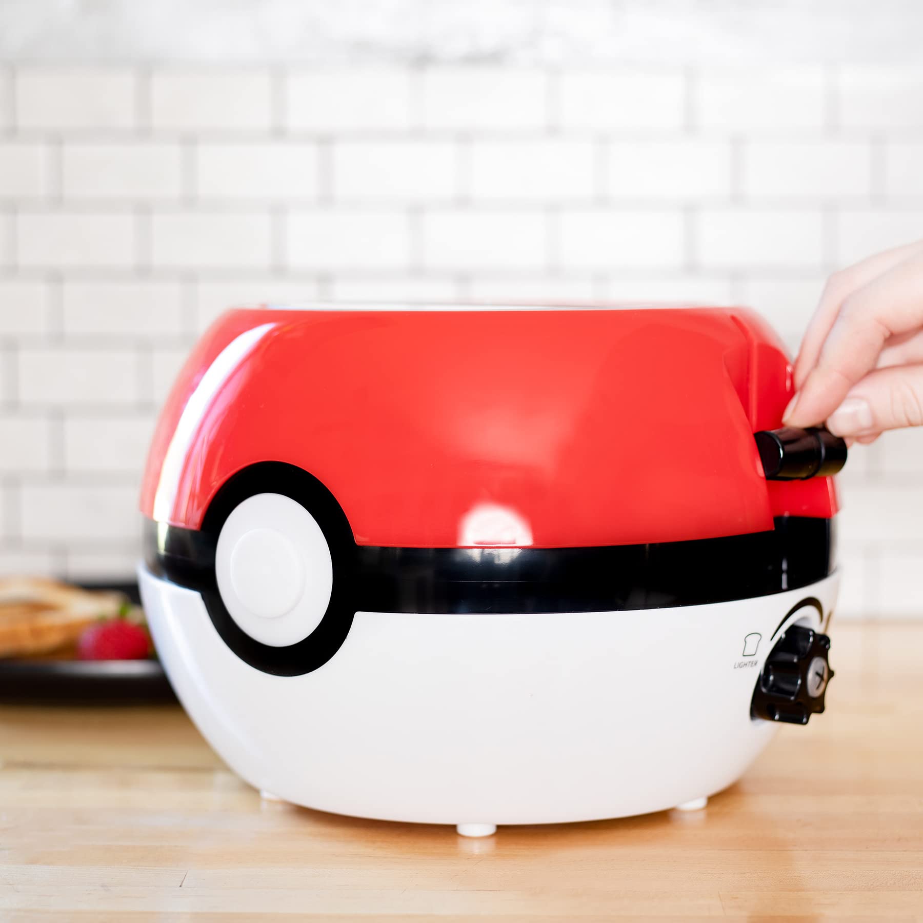 Uncanny Brands Pokemon Pokeball Halo Toaster - 2-Slice Bread Toaster with Pokeball Design | Perfect for Pokemon Fans, Breakfast & Gift Giving