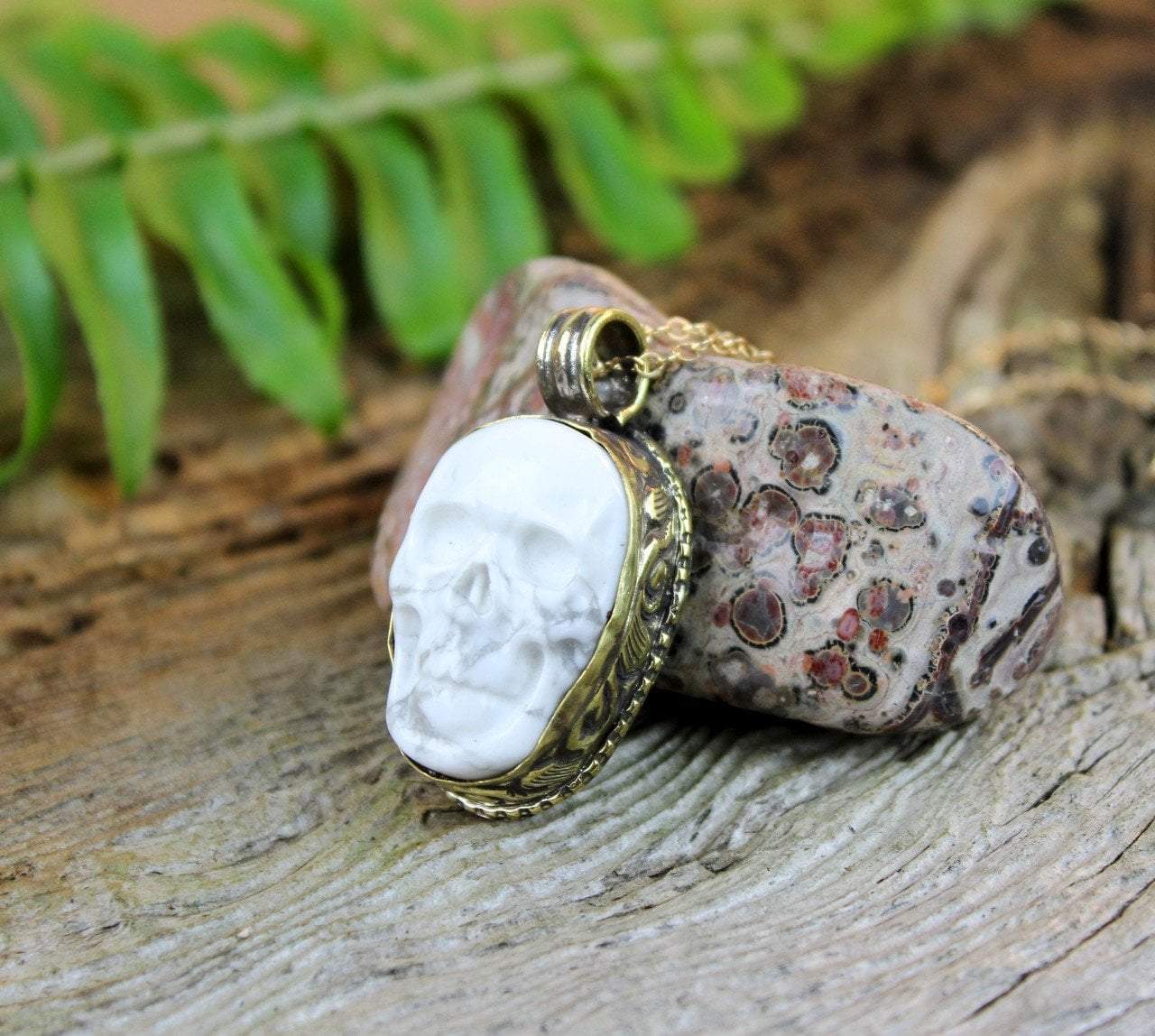 Stylish Granite Skull Pendant Necklace - Gothic Jewelry for Men & Women - Perfect for Halloween, Cosplay, and Alternative Fashion