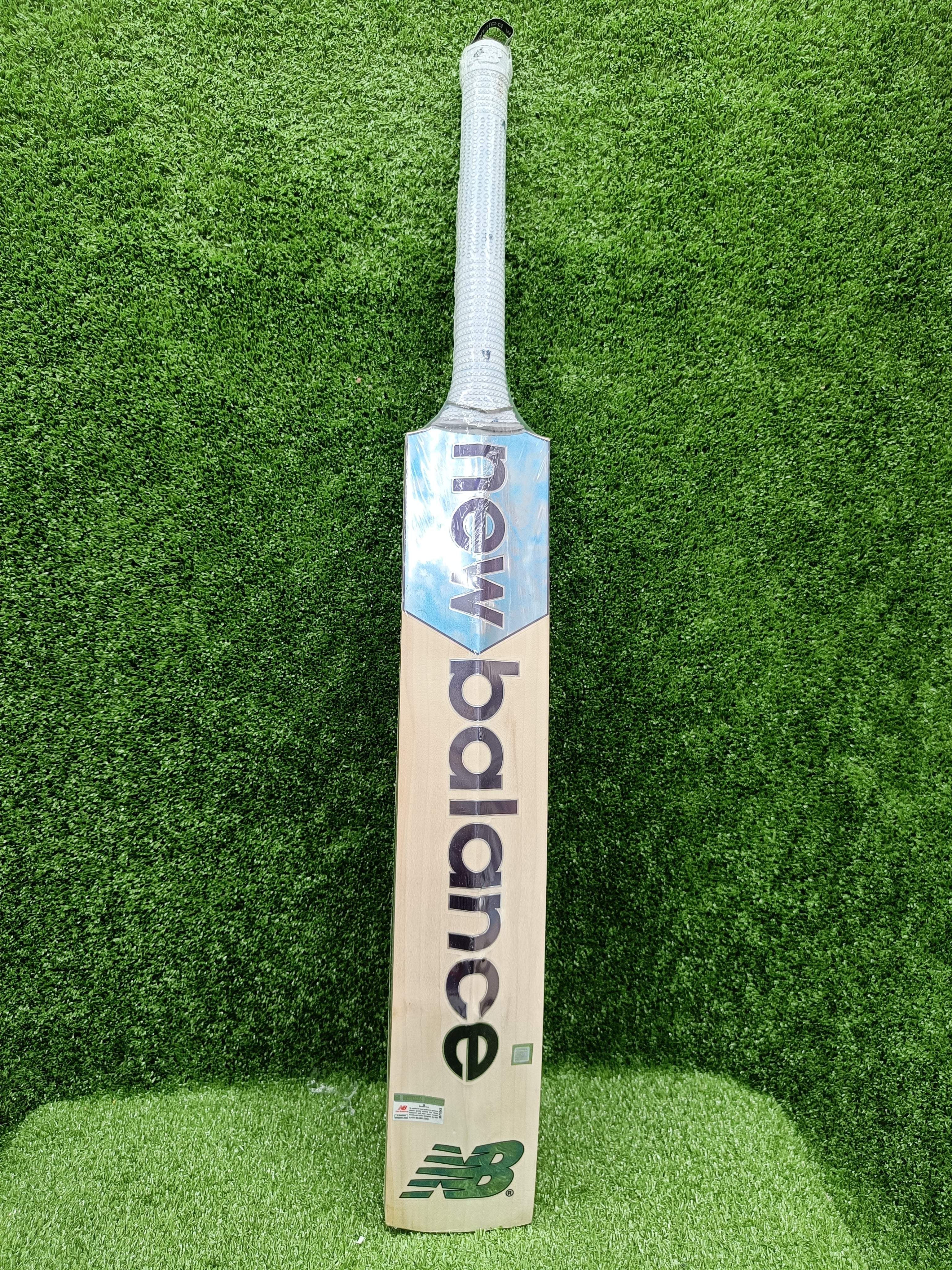 NB DC 1040 English Willow Cricket Bat - Premium Grade Cricket Equipment for Professional Players - Perfect for Matches, Training & Practice Sessions