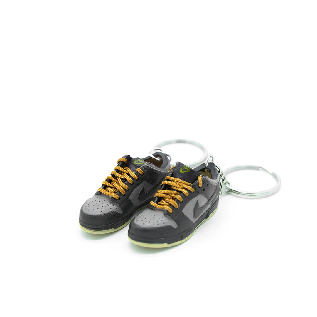 Trendy Sneaker Keychain - Stylish Mini Shoe Charm for Keys, Bags & Backpacks - Perfect Gift for Sneakerheads & Fashion Lovers - Ideal for Everyday Carry, Gifts & Collectibles