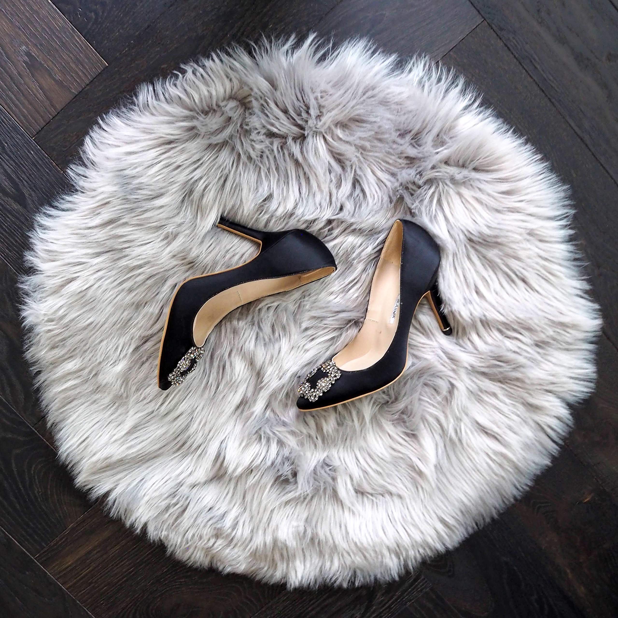 Premium Faux Fur Sheepskin Rug - Ultra Soft Washable Fluffy Round Carpet for Bedroom, Living Room, Bathroom - 2 Feet Grey - Cozy Home Decor & Perfect for Nursery, Yoga, Meditation Space