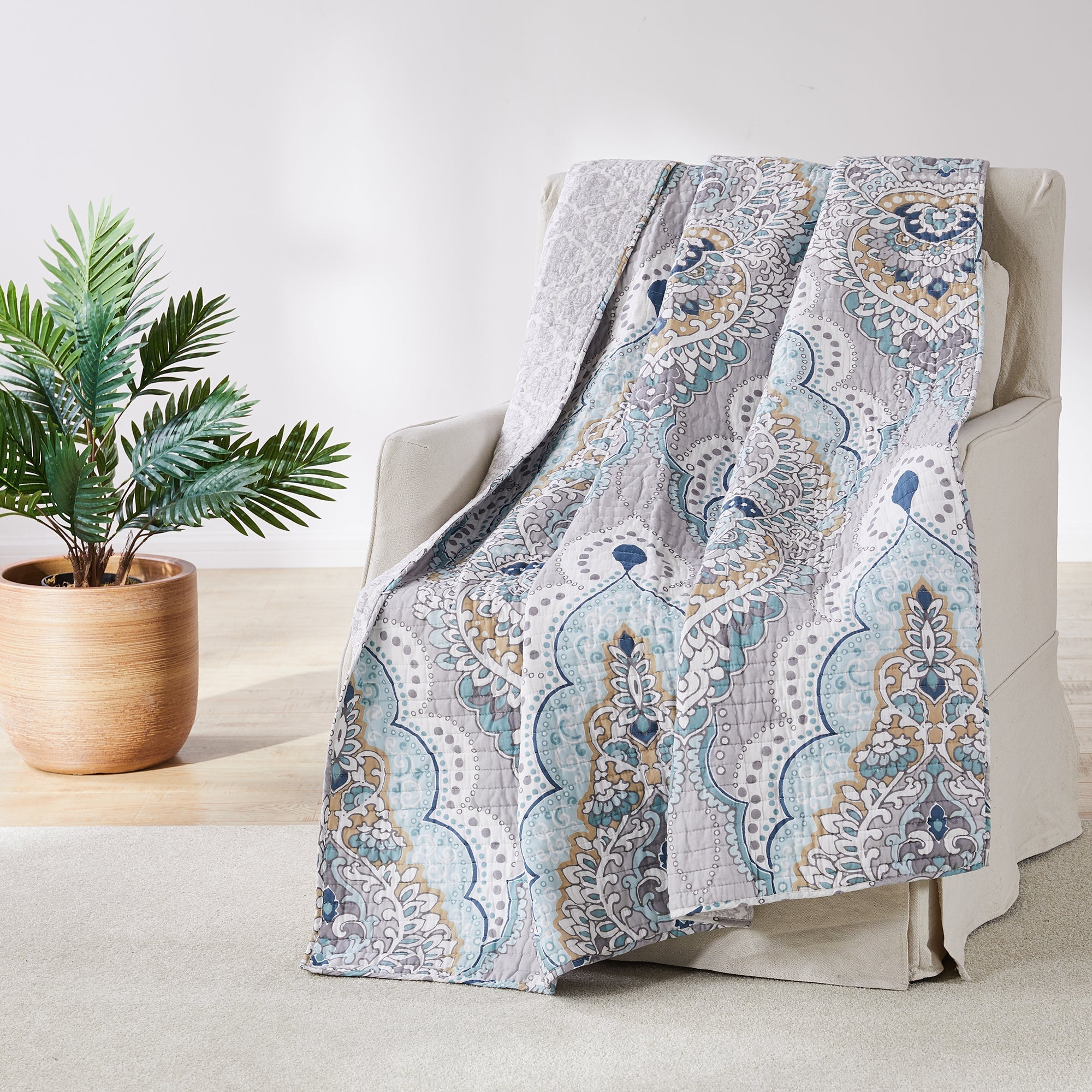 Olyria Coral Quilted Throw Blanket - Soft & Cozy Lightweight Bedspread for Couch, Sofa, Bed - Perfect for Living Room, Bedroom, Office & Travel