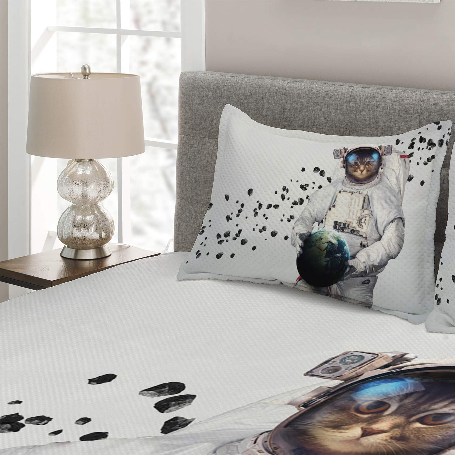 Ambesonne Space Cat Bedspread Set - Astronaut Kitten in Space Suit Holding Planet with Galaxy Print, 3-Piece Quilted King Size Bedding (Duvet Cover + 2 Pillow Shams) in White, Black & Blue - Perfect for Space-Themed Bedrooms, Kids Rooms & Sci-Fi Decor