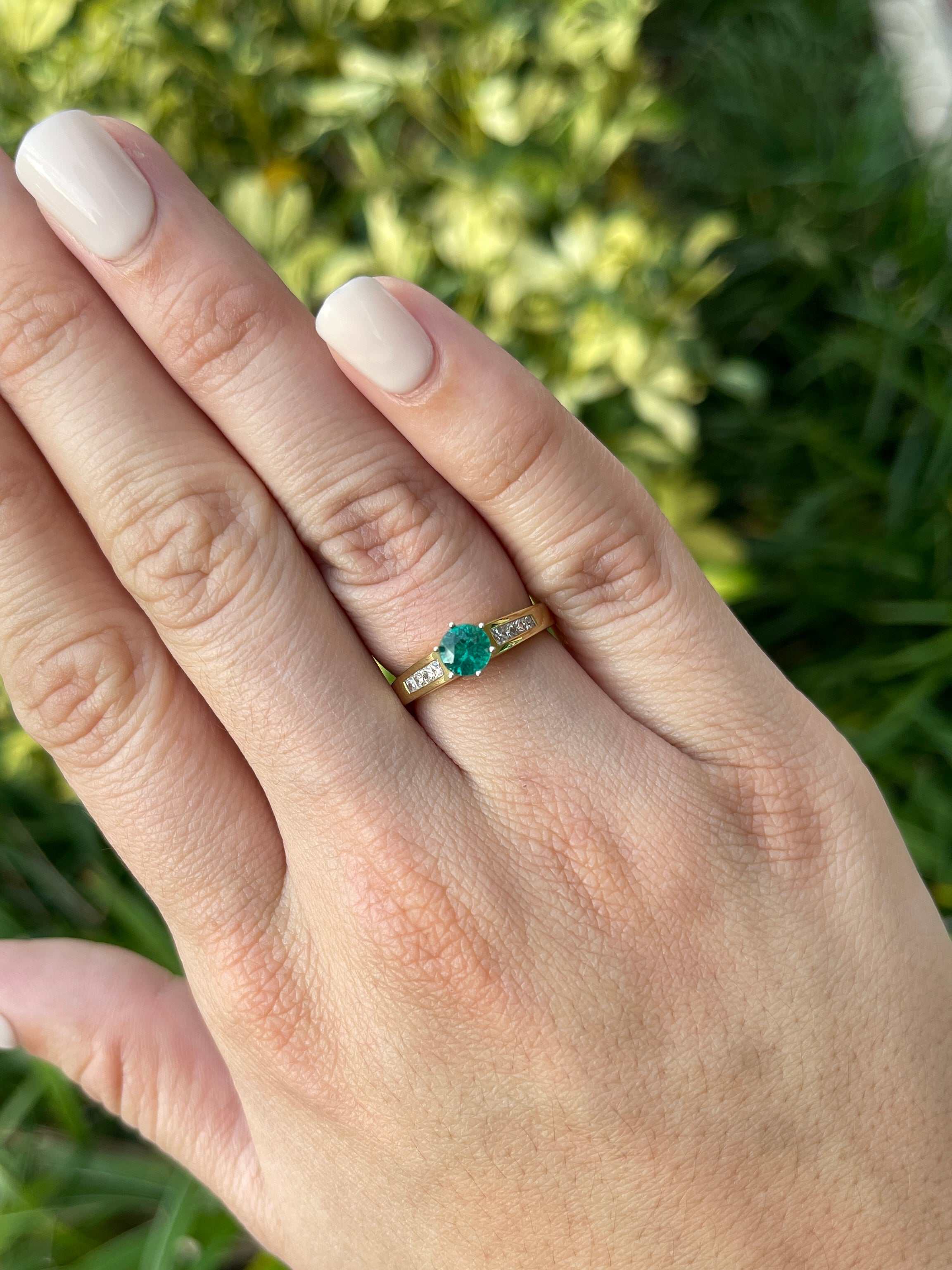 1.01tcw Round Emerald & Princess Cut Diamond Engagement Ring in 18K Gold - Perfect for Proposals, Anniversaries & Special Occasions