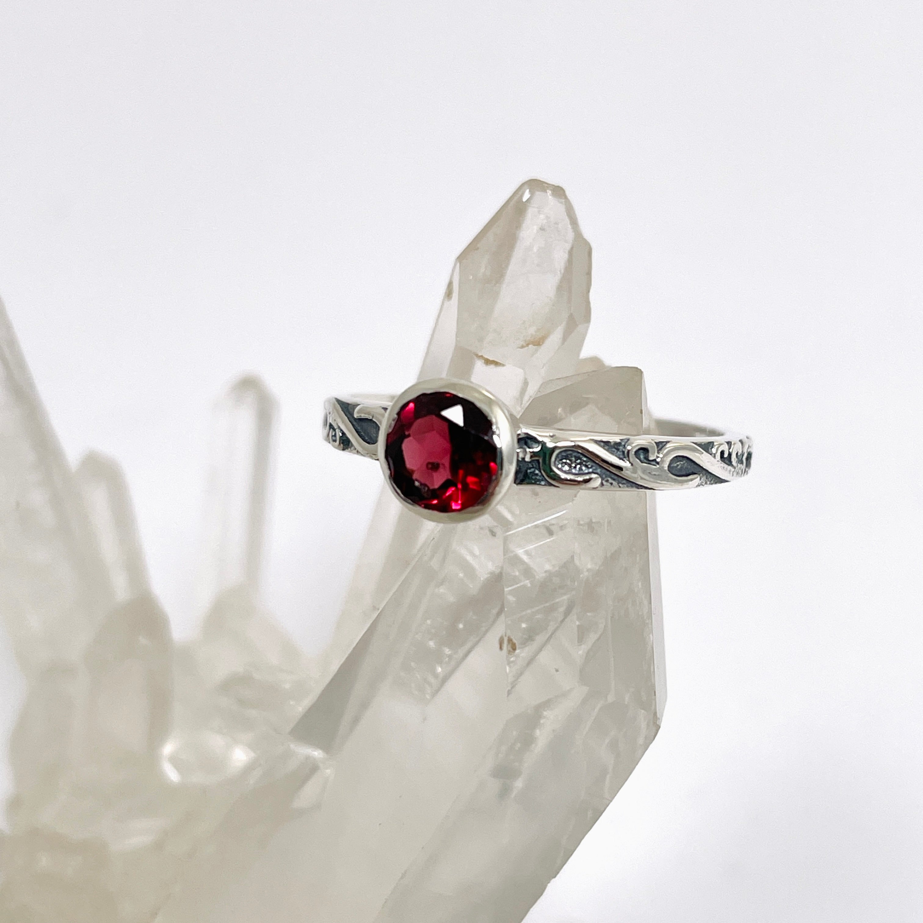 Garnet Round Faceted Ring in Sterling Silver - Elegant Vintage Jewelry R4807 for Women, Perfect for Weddings, Anniversaries & Special Occasions