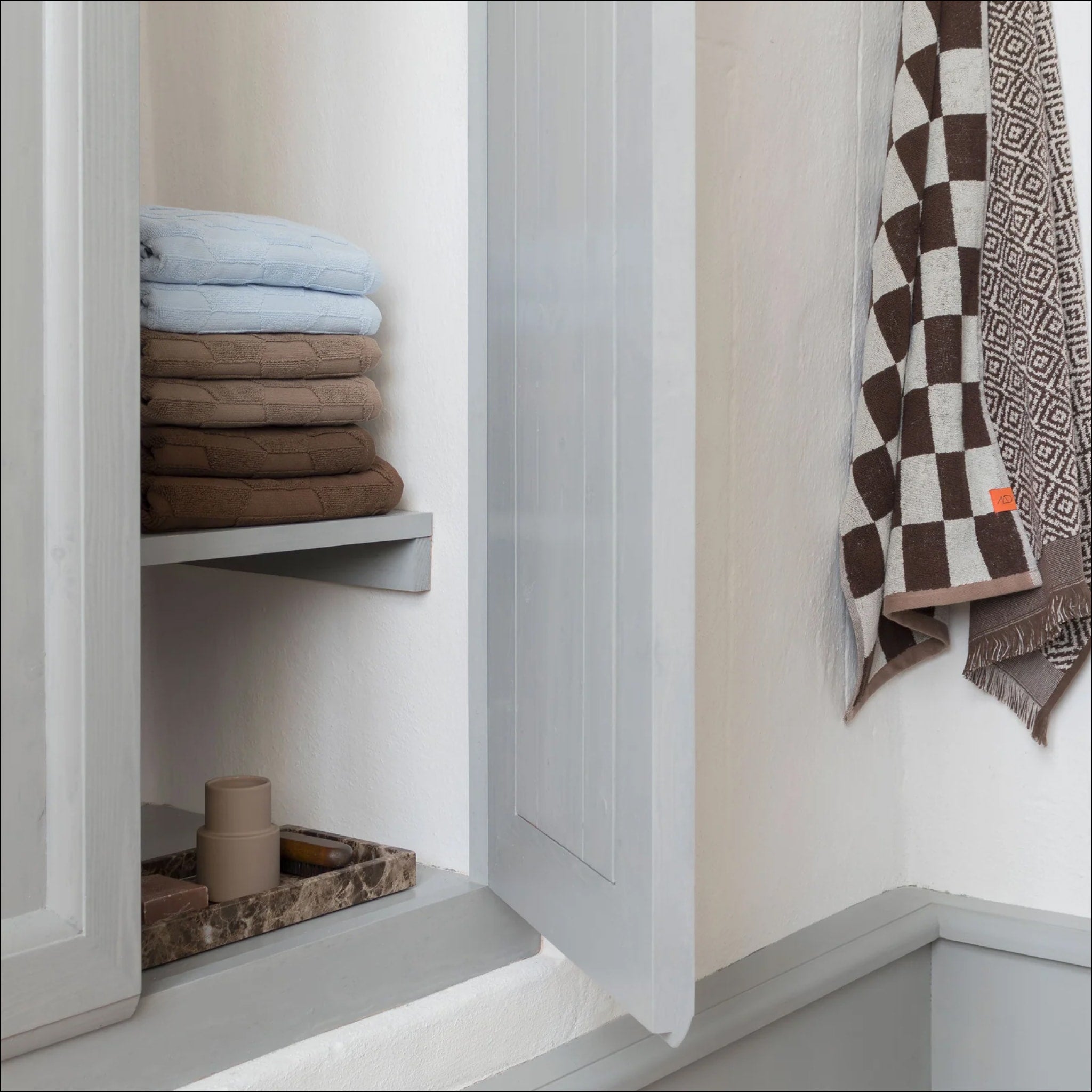METTE DITMER Retro Bath Towel - 100% Organic Cotton, 70x133 cm (27x52 inches), Chocolate Brown - Soft & Absorbent for Spa, Beach & Luxury Bathroom Decor
