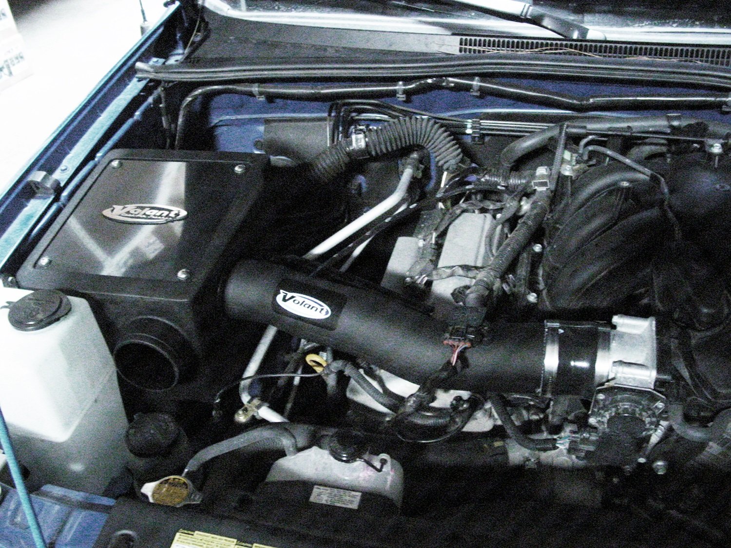 Volant 18640 High Performance Cold Air Intake System Kit - Improves Engine Power & Fuel Efficiency for Trucks, SUVs & Off-Road Vehicles