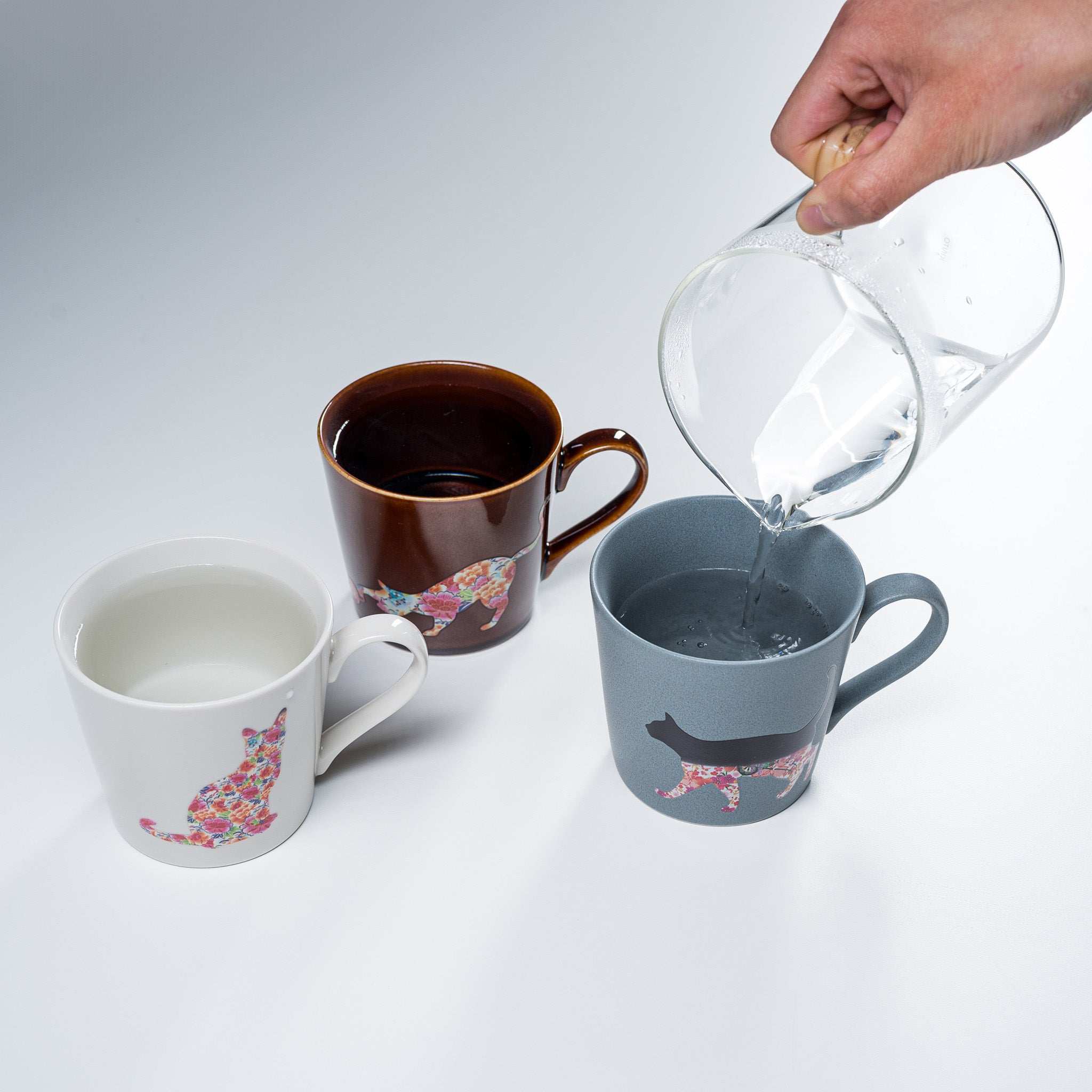 Japanese Mino Ware Floral Cat Magic Thermal Mug - Heat Sensitive Color Changing Ceramic Coffee Cup (3 Colors) - Perfect for Tea, Coffee & Gifts
