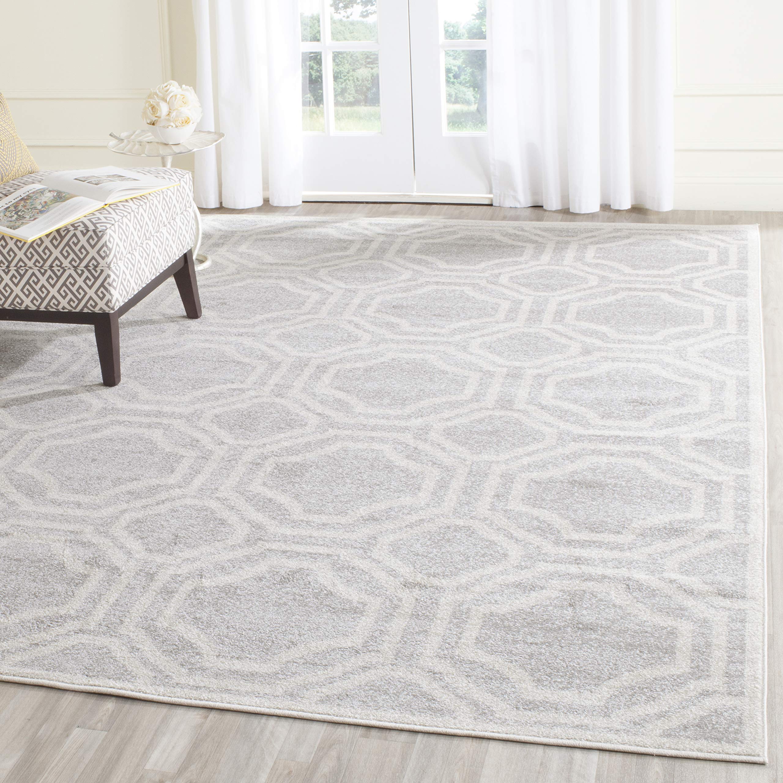 SAFAVIEH Amherst Collection 6' x 9' Light Grey & Ivory Geometric Area Rug - Non-Shedding, Easy Care, Stain Resistant - Perfect for Living Room, Bedroom, Office & High Traffic Areas (AMT411B)