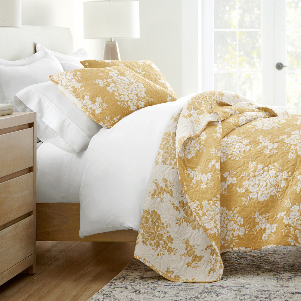 Distressed Bouquet Reversible Quilted Coverlet Set - Queen Size Bedding with Matching Shams - Farmhouse Chic Style for Cozy Bedroom Decor