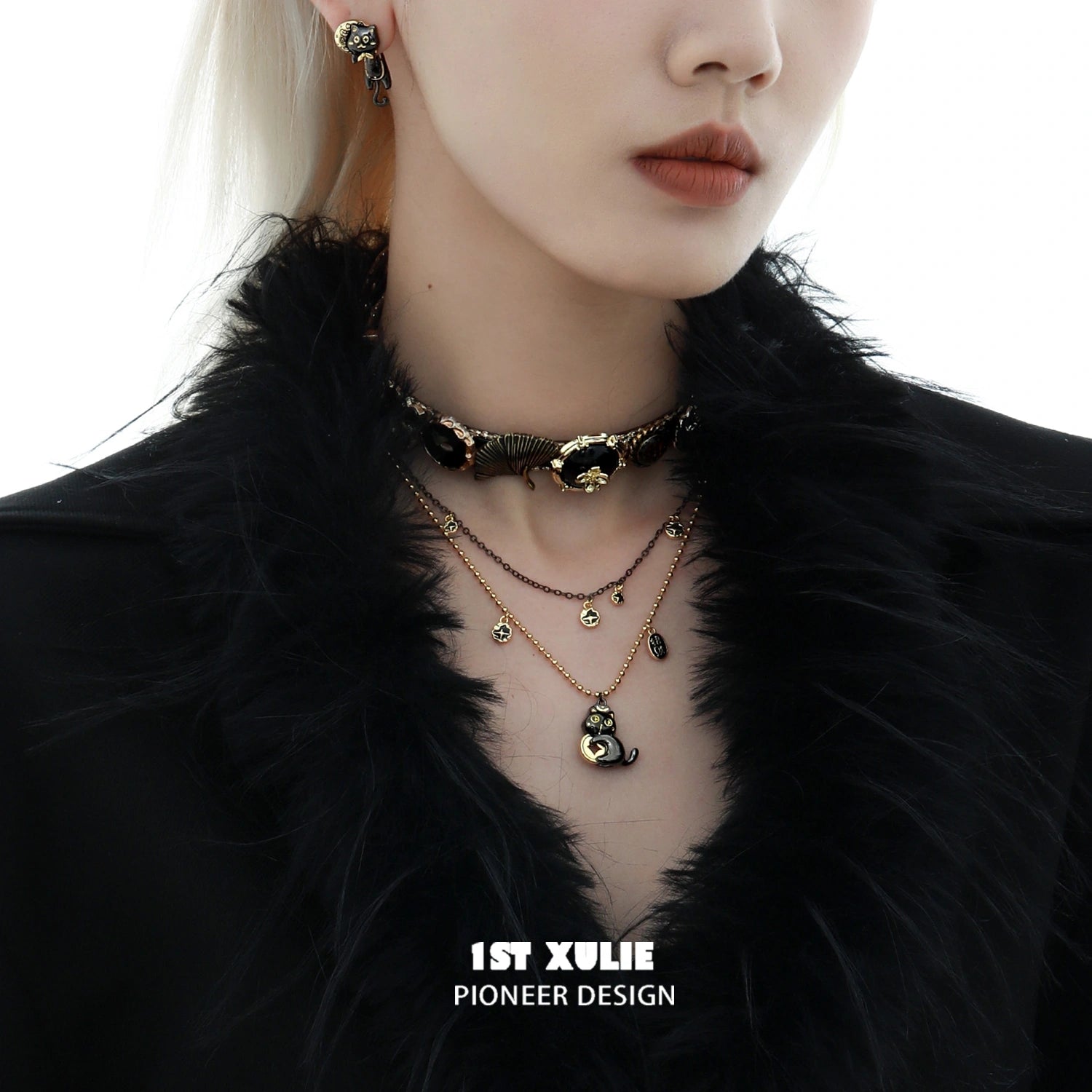 18K Gold Plated Lucky Cat Vintage Leather Choker Necklace - Elegant Japanese Maneki Neko Charm Collar for Women, Perfect for Parties, Cosplay and Fashion Accessories