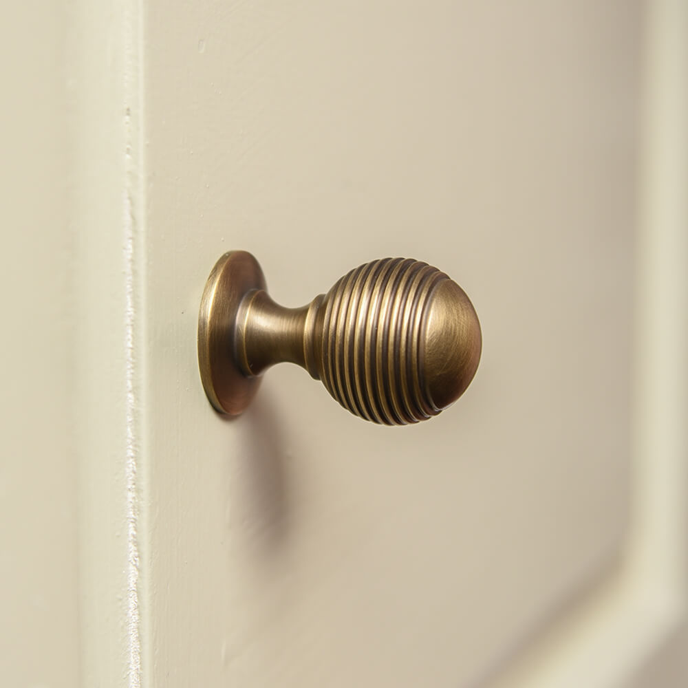 Vintage Antique Brass Reeded Beehive Cabinet Knob - Classic Drawer Pulls for Kitchen Cabinets, Dressers & Furniture Hardware (Set of 10) - Perfect for Farmhouse, Rustic & Shabby Chic Home Decor