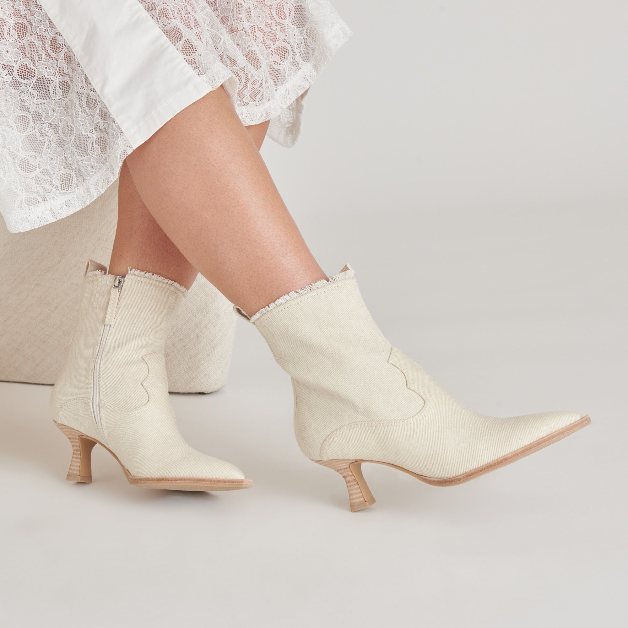 **AUSTIN BOOTS IVORY DENIM - Stylish Women's Western Cowboy Boots for Casual & Country Wear - Perfect for Rodeo, Concerts & Everyday Fashion**
