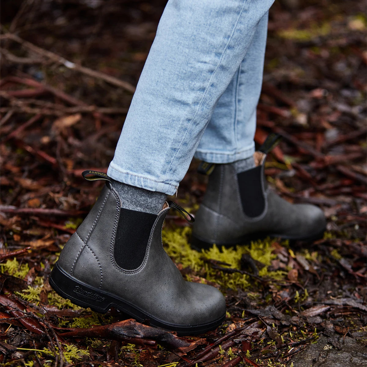 BLUNDSTONE 2210 Chelsea Boots for Men & Women - Comfortable & Durable Leather Boots - Final Sale - Perfect for Work, Hiking & Casual Wear