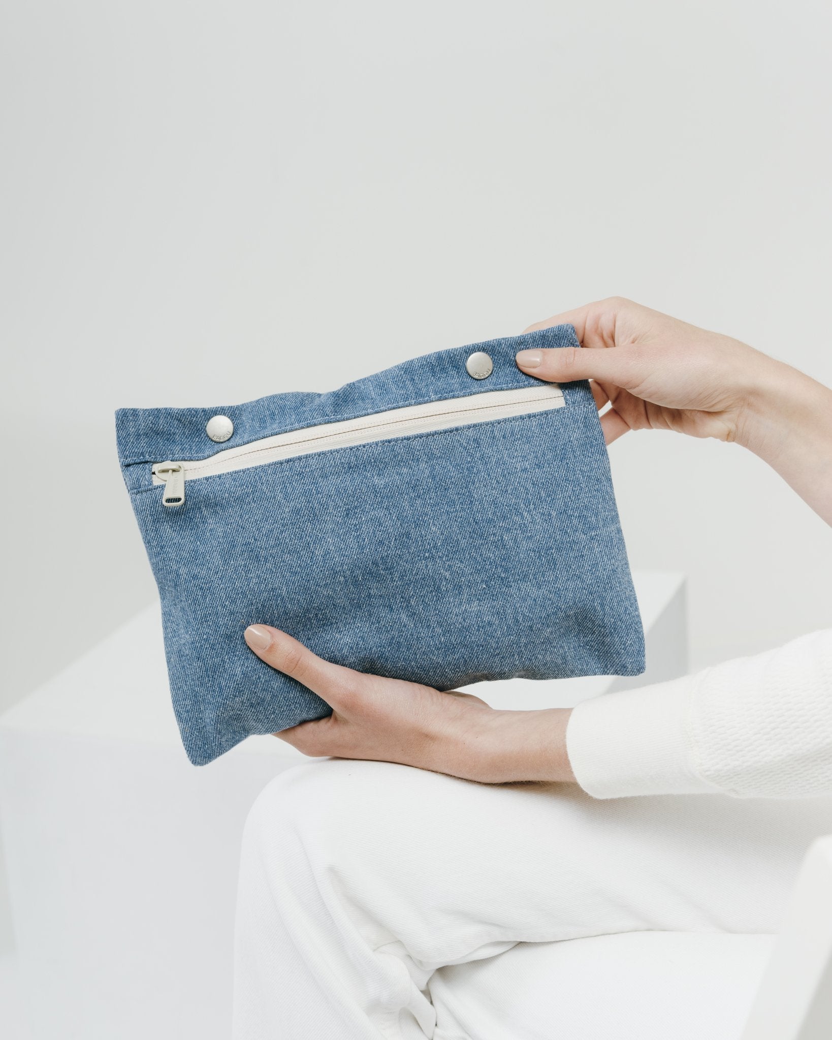 Baggu Safari Bag - Washed Denim Crossbody Tote for Women | Lightweight Travel & Everyday Use Purse | Casual Outing, Shopping & Beach Essentials Carrier