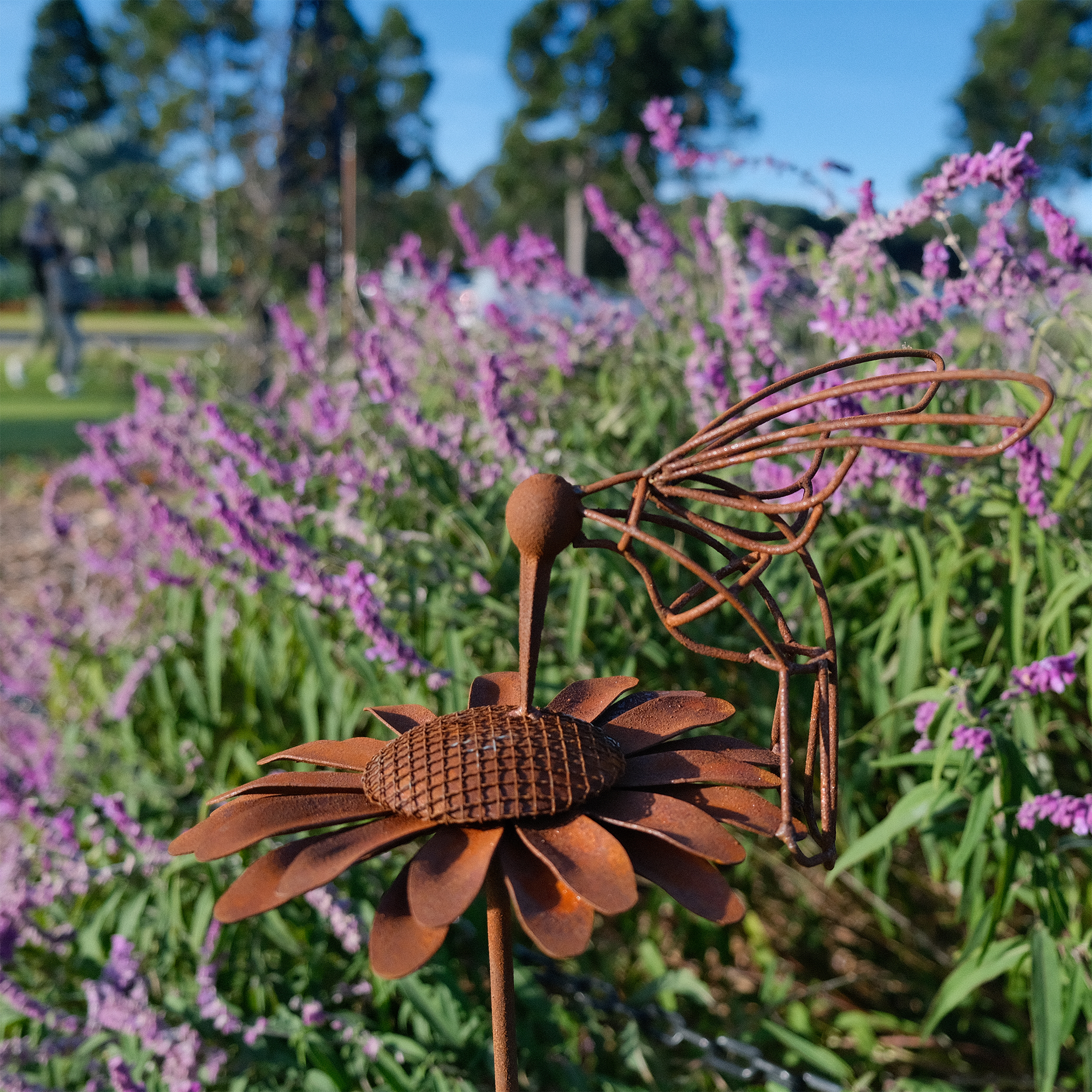 W3413 Daisy and Hummingbird Metal Garden Stake - Decorative Outdoor Flower Plant Stake for Yard, Patio, Lawn Decor - Perfect for Spring Gardening and Backyard Landscaping