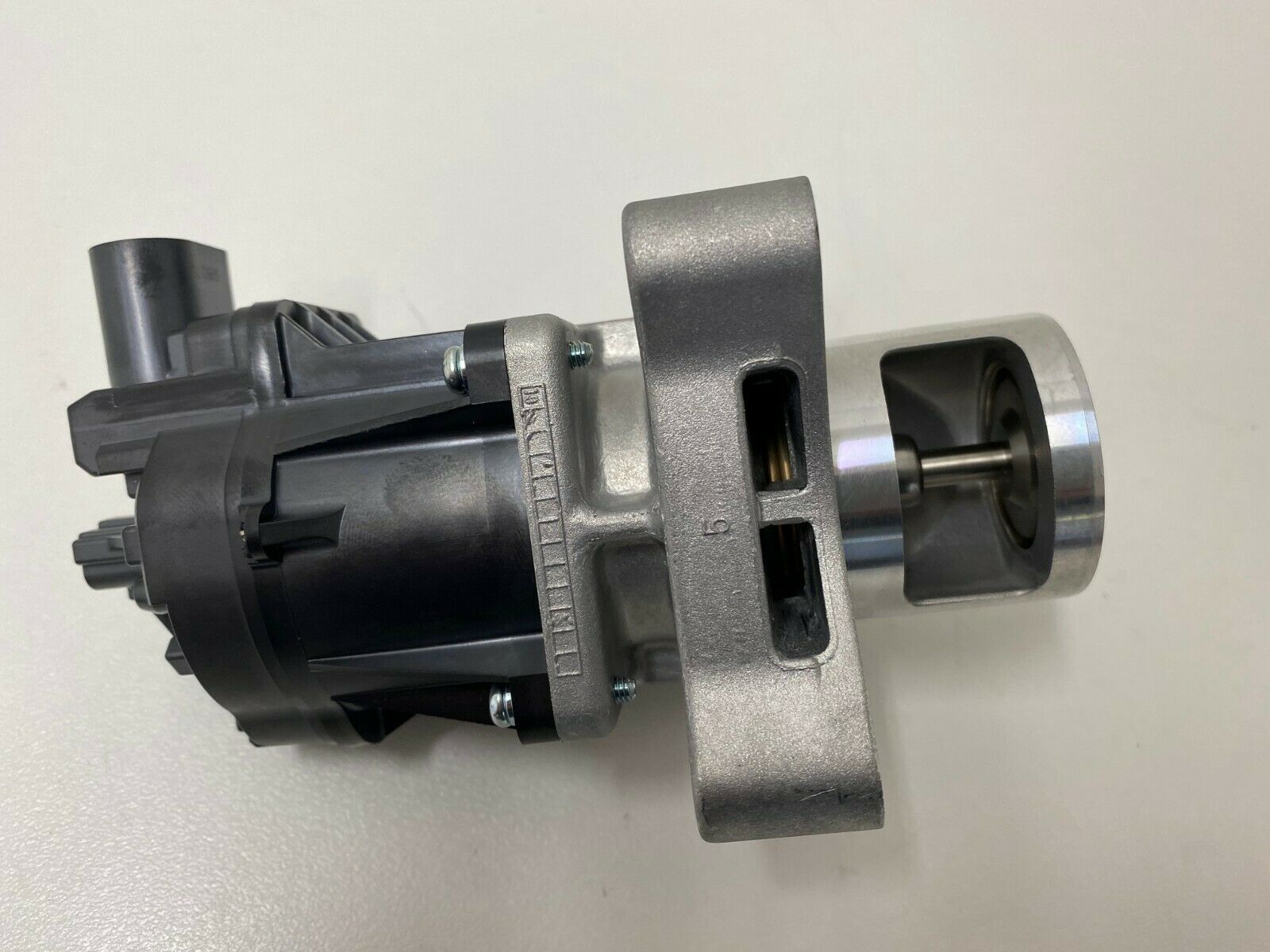 Genuine Holden Cruze & Captiva Turbo Diesel EGR Valve - Improve Engine Performance & Reduce Emissions - Perfect for Diesel Engine Maintenance & Repair