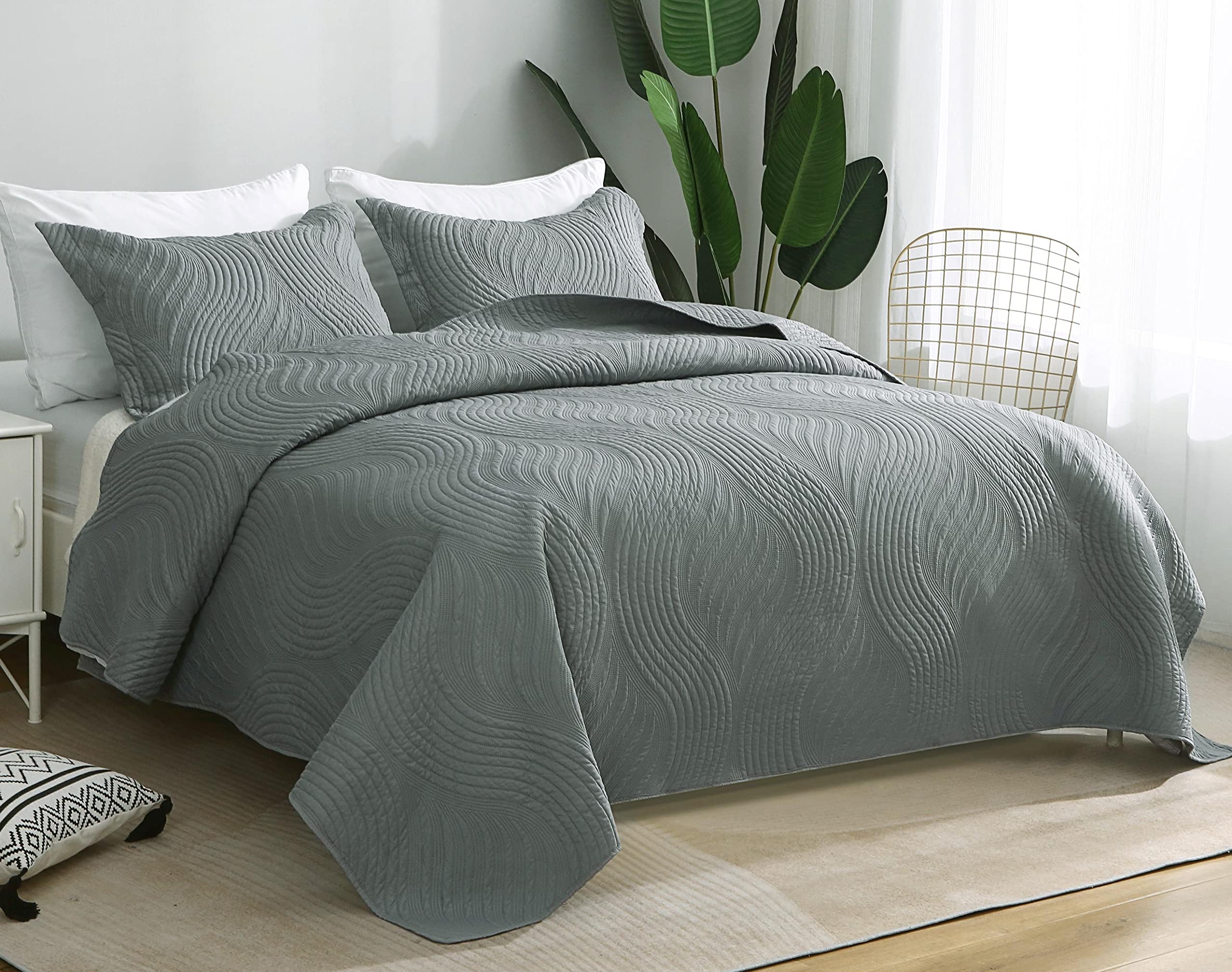 Premium King Size Gray Quilt Set - All Season Lightweight 3-Piece Bedding with Quilt & 2 Pillow Shams | Cozy Bedspread for Master Bedroom, Guest Room & Dorm Decor