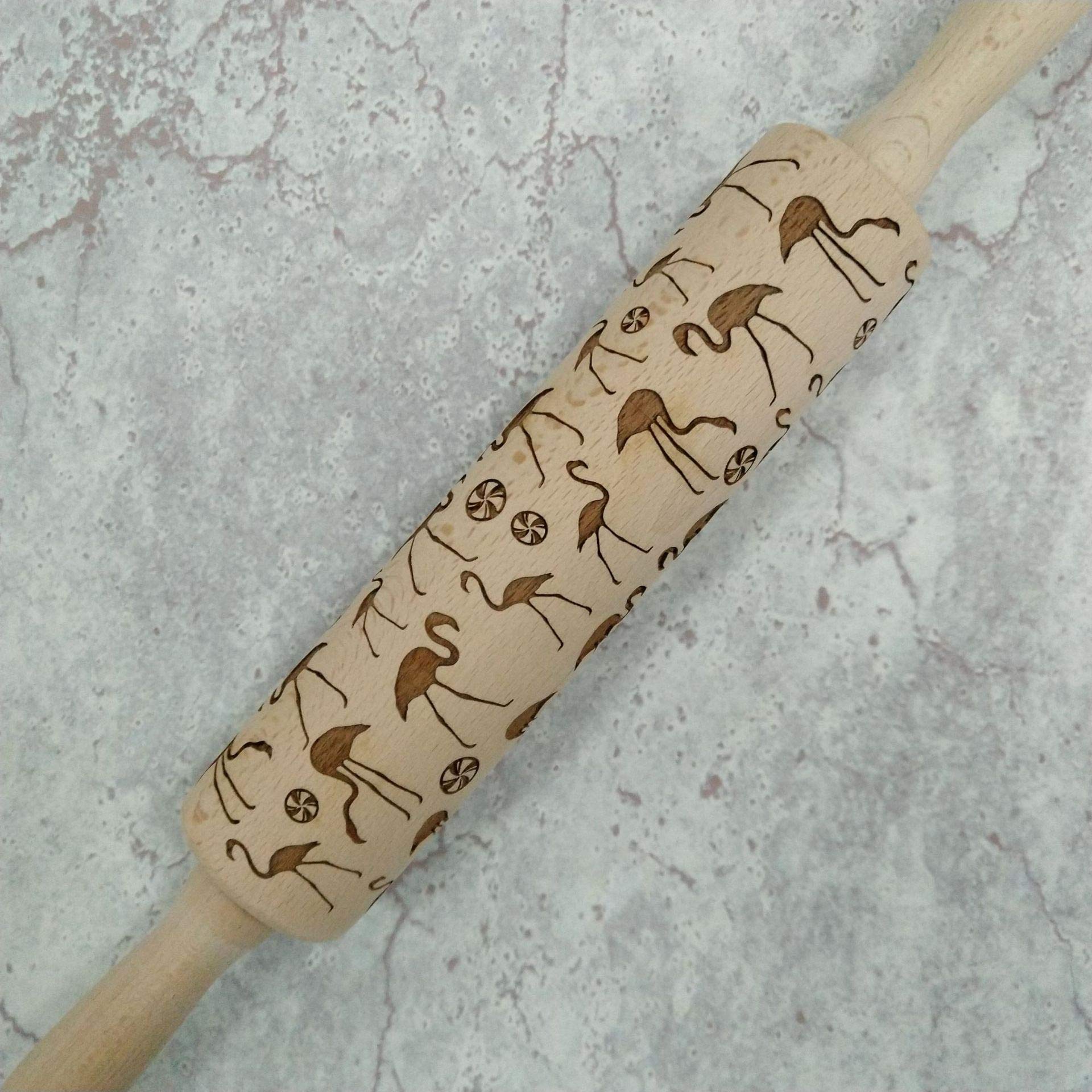 Christmas Wooden Rolling Pin with Flamingo Pattern - Engraved Xmas Symbols for Cookie Baking & Dough Decorating - 39cm Handcrafted Embossing Rolling Pin for Holiday Cookies, DIY Gifts & Festive Baking