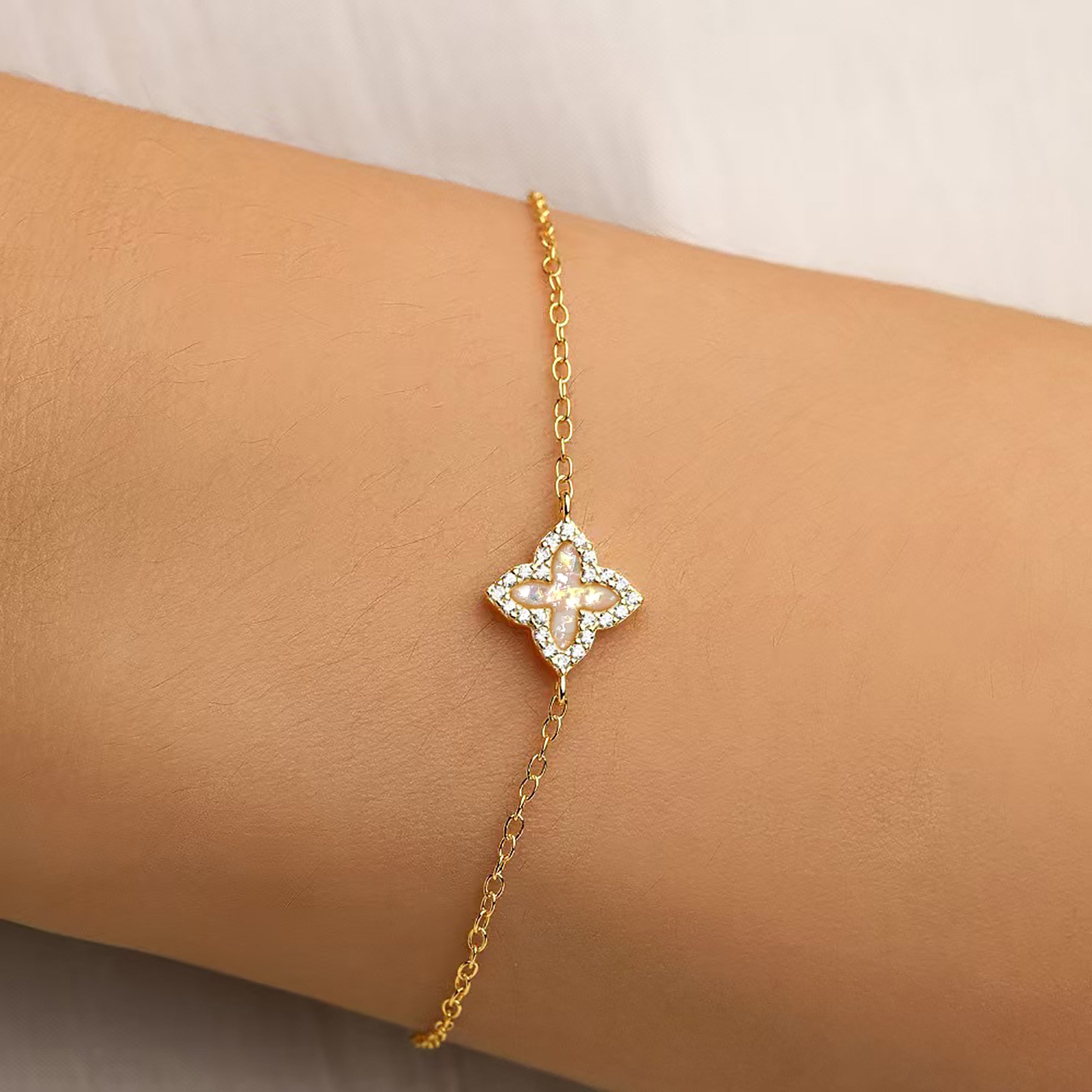 Lucky Blossom Memorial Ashes Bracelet - Elegant Keepsake Jewelry for Cremation Ashes - Perfect for Remembrance, Sympathy Gifts & Memorial Services