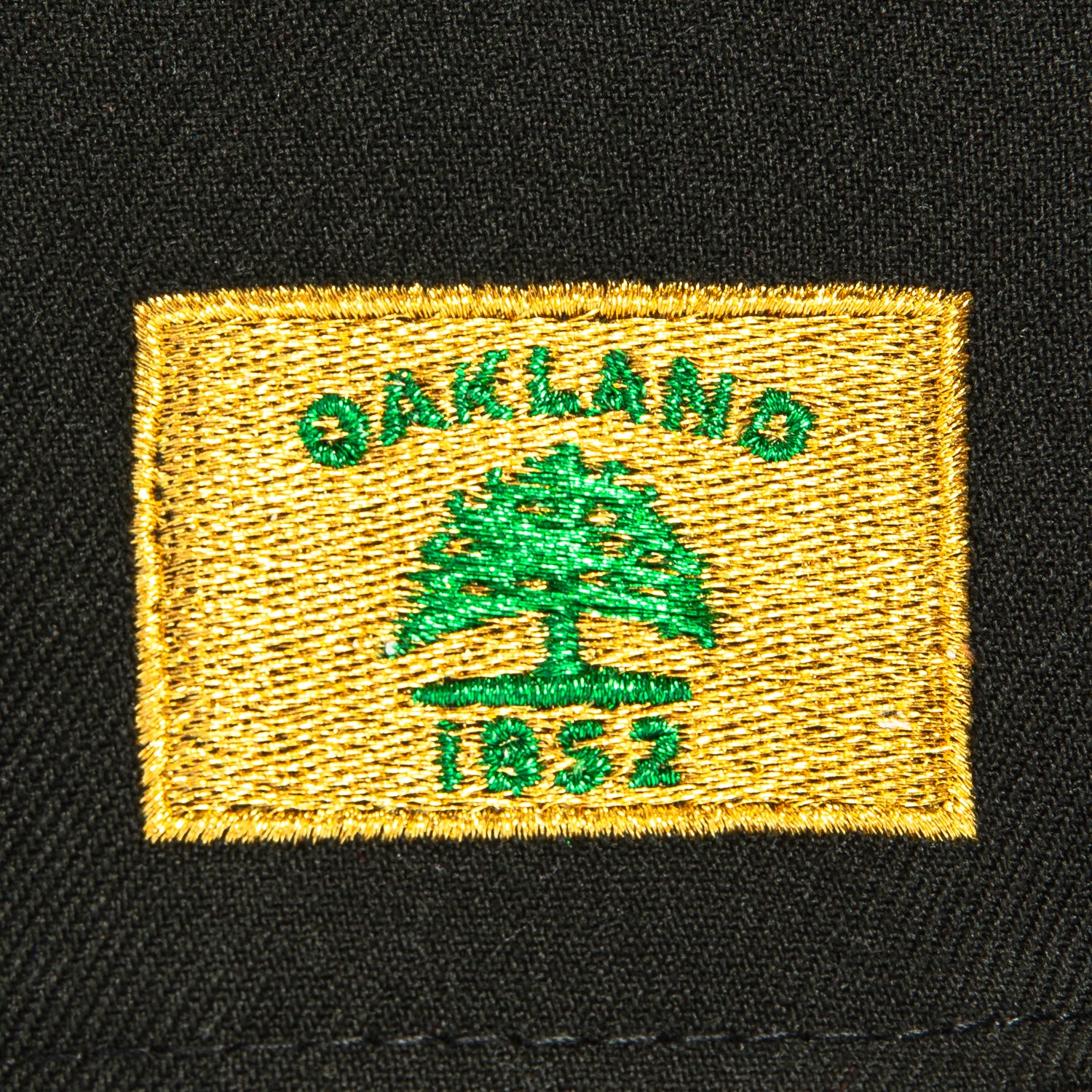 New Era 59Fifty Oakland Athletics Oakland Flag Patch BP Hat - Black & Graphite Baseball Cap for Men - Perfect for Baseball Games, Streetwear & Fan Collections