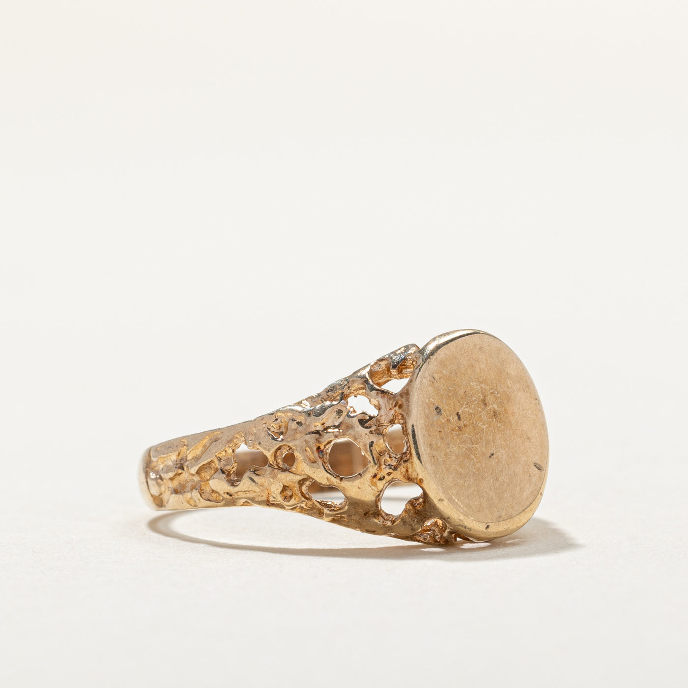 Vintage 10K Yellow Gold Signet Textured Shank Ring - Size 5.75 - Classic Men's Jewelry for Formal Occasions & Everyday Wear