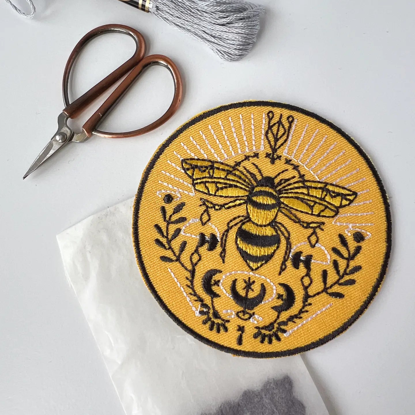 Bee Embroidery Sticker Patch - Iron On/Sew On Applique for DIY Crafts, Jackets, Hats & Bags - Cute Honeybee Design for Clothing Customization & Fabric Decor