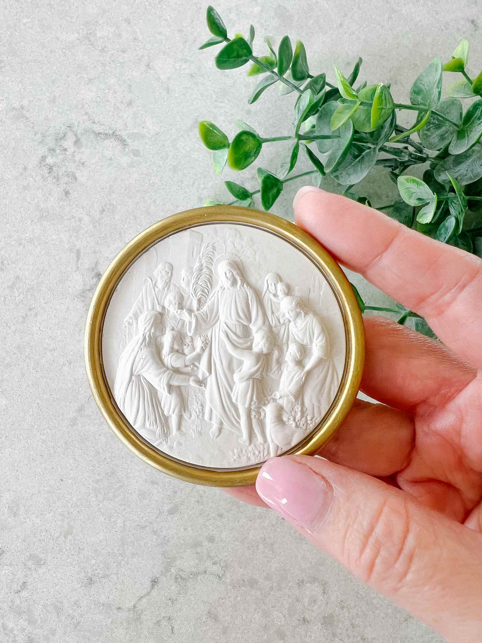 Jesus with Children Intaglio Gold Pendant - Religious Jewelry for Baptism, First Communion & Christian Gifts