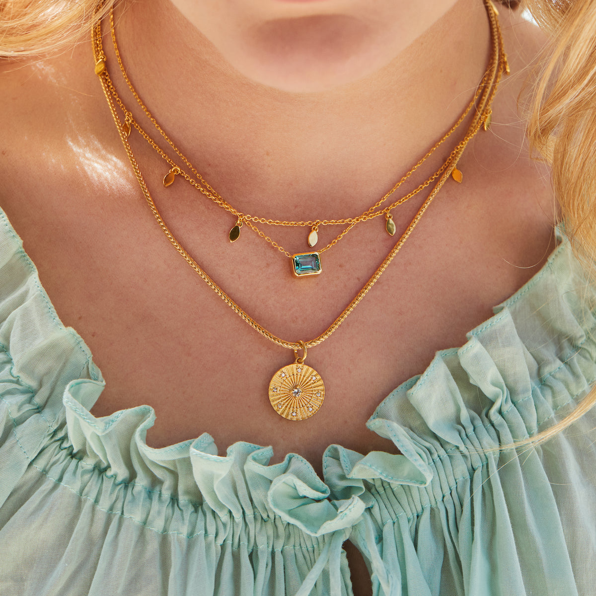 Green Amethyst Compass Coin Pendant Necklace - Elegant Jewelry for Women, Perfect for Outdoor Adventures & Nature-Themed Parties