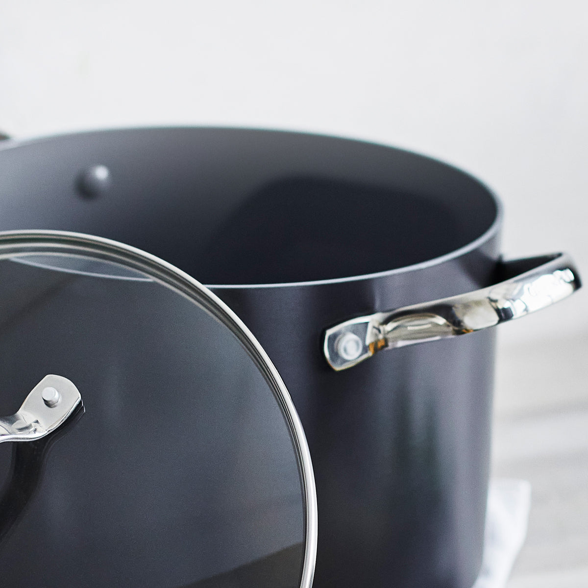 Valencia Pro Ceramic Nonstick 8 Quart Stockpot with Lid - Durable Cooking Pot for Soups, Stews & Pasta | Oven & Stovetop Safe | Perfect for Family Meals & Entertaining