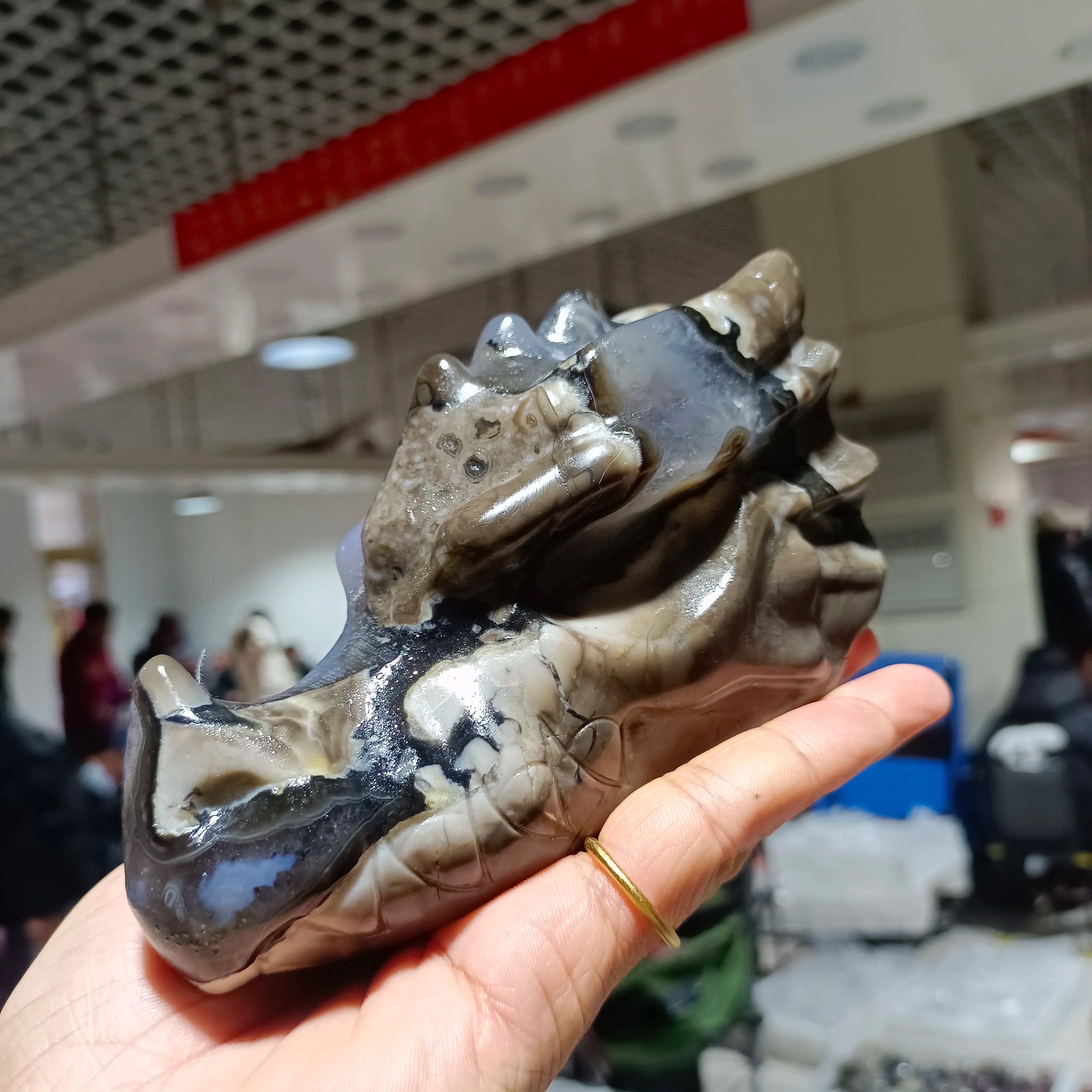 10-15cm Natural Fluorescent Agate Dragon Head Carving - Handcrafted Quartz Crystal Dragon Skull - Reiki Healing Stone for Meditation, Feng Shui & Mineral Collection - Perfect for Home Decor, Spiritual Healing & Gift Giving