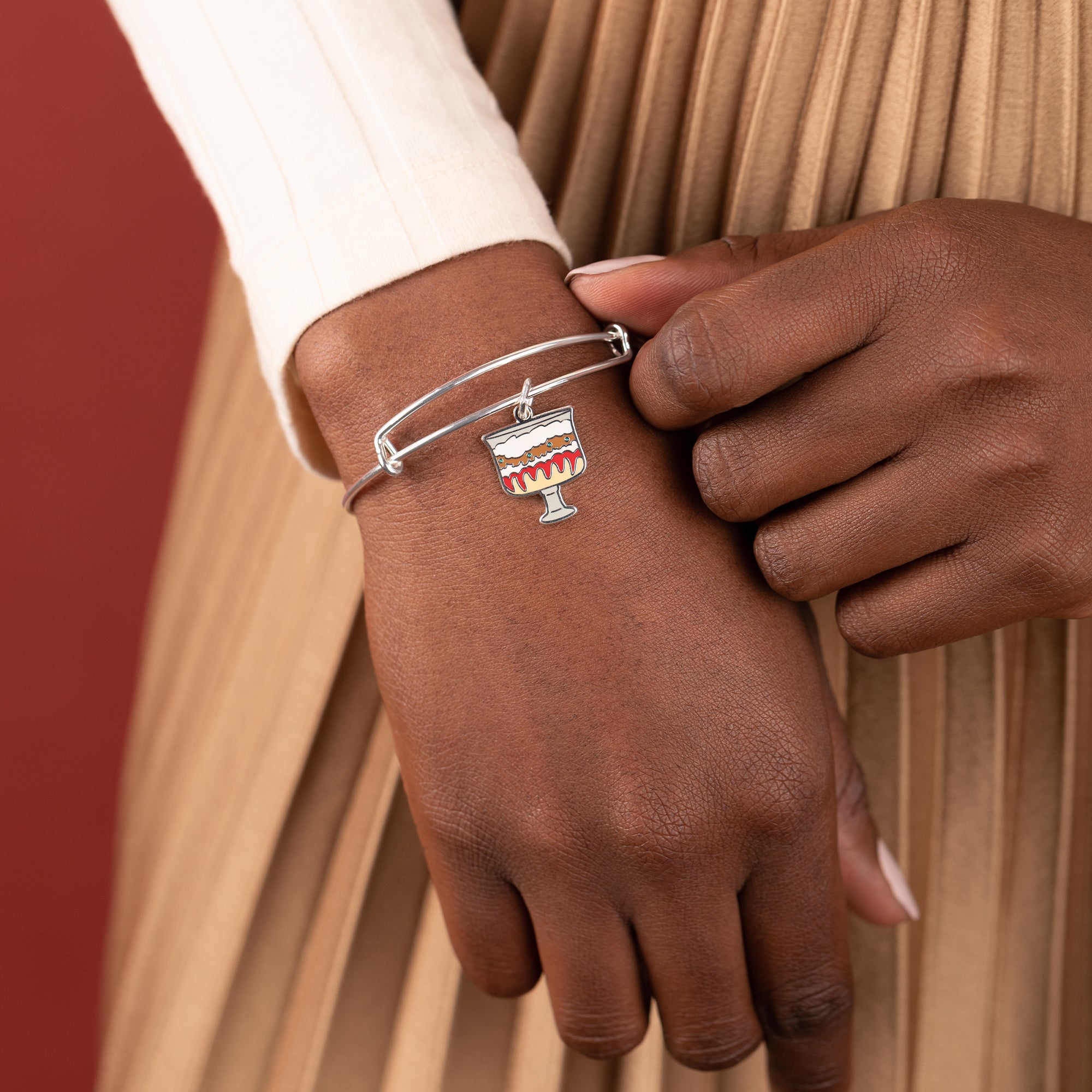 FRIENDS™ English Trifle Charm Bangle - Official TV Show Inspired Jewelry - Perfect for Fans & Gift Giving - Wear to Parties, Cosplay & Themed Events