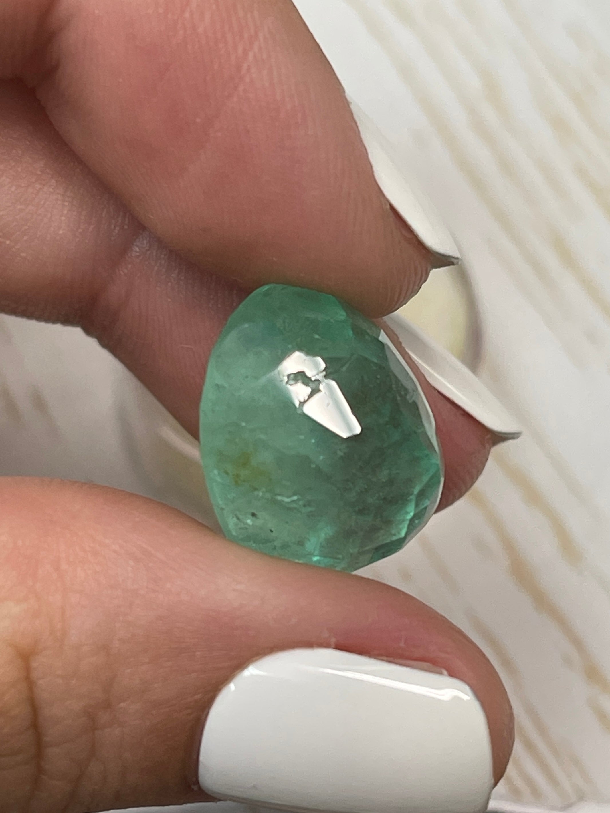 21.95 Carat Natural Colombian Emerald - Minty Green Oval Cut Loose Gemstone for Jewelry Making, Engagement Rings & Luxury Gifts