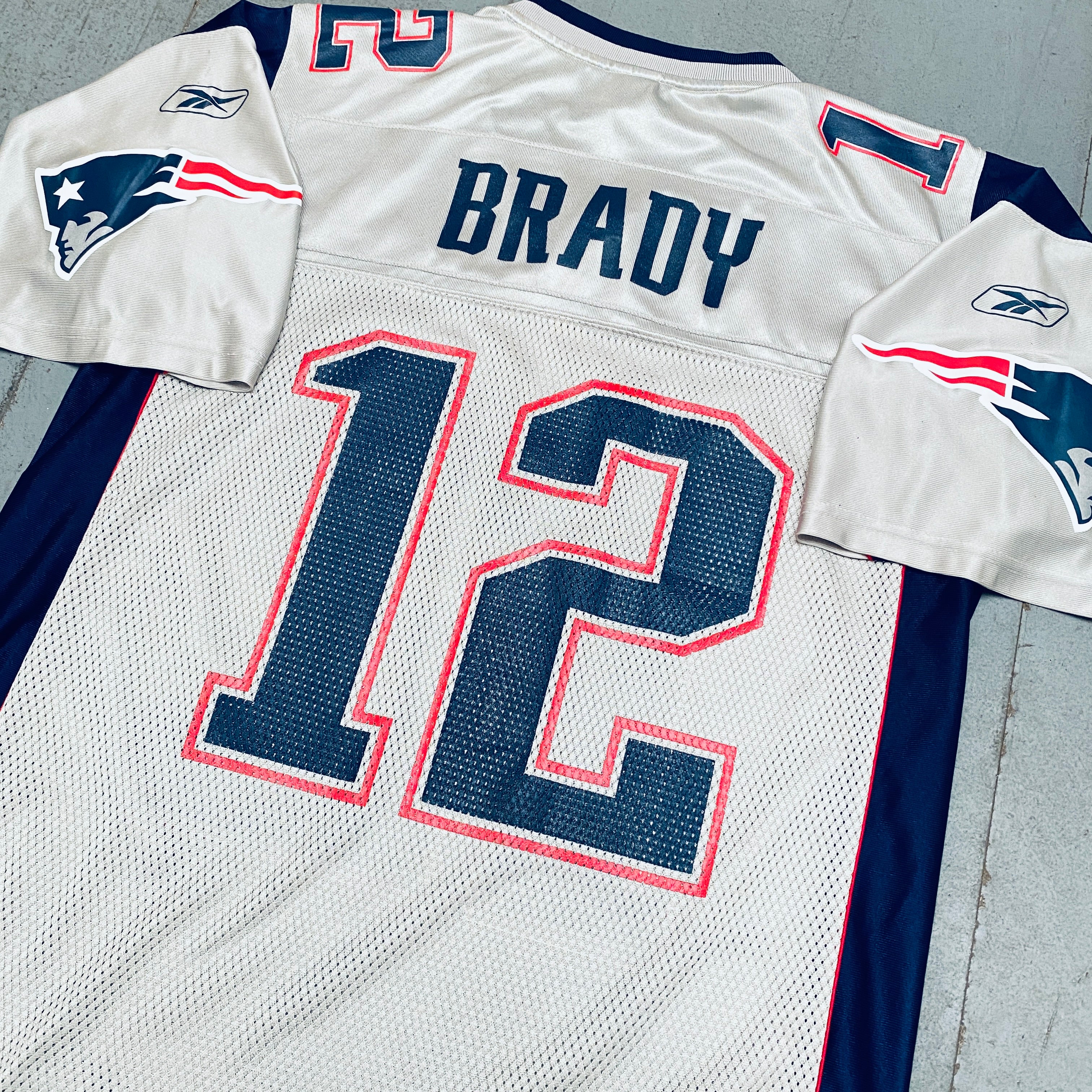 Authentic Tom Brady 2003/04 New England Patriots Silver Replica Jersey (Size M) - Perfect for NFL Games, Fan Collections & Sports Memorabilia Displays
