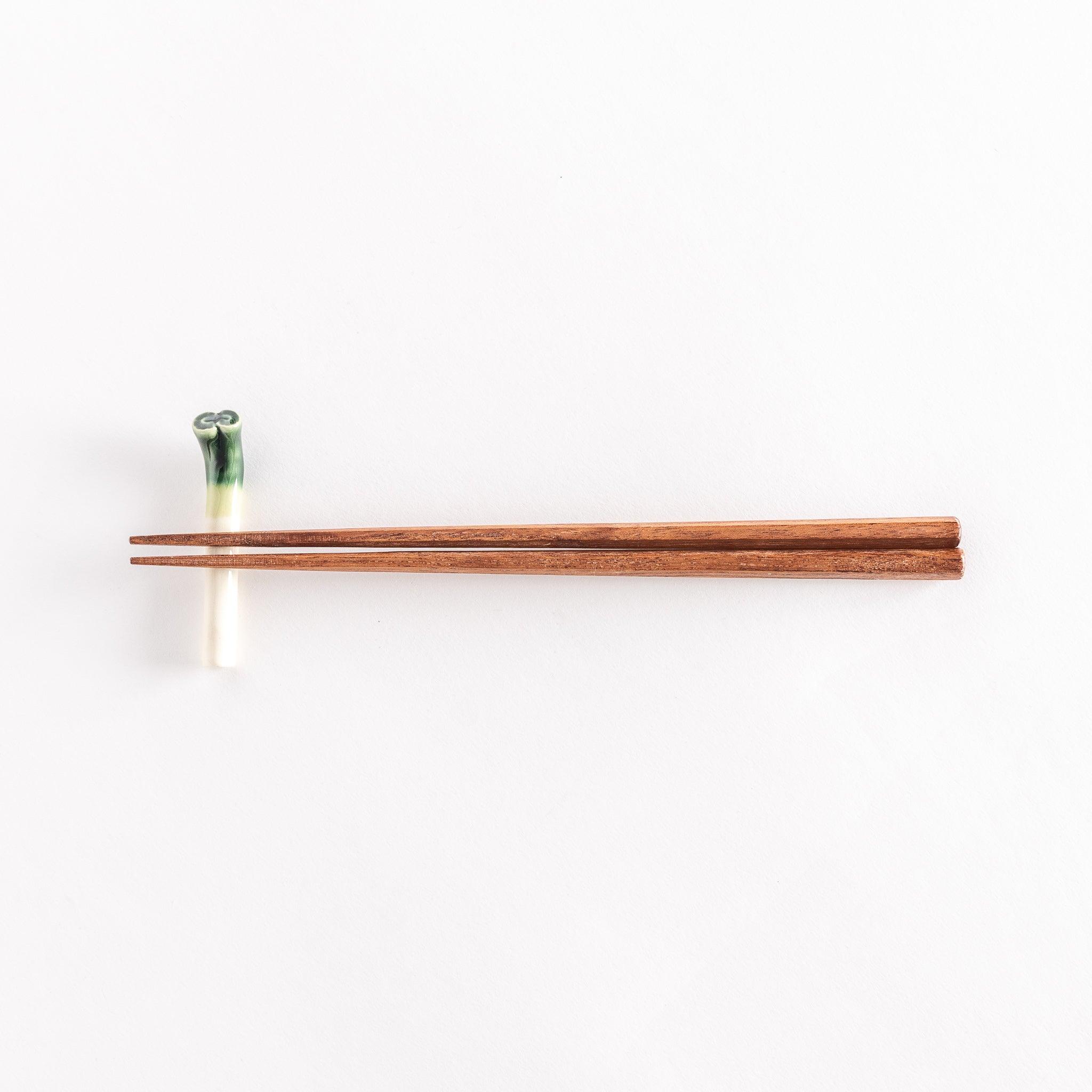 Premium Green Onion Chopstick Rest - Handmade Ceramic Chopstick Holder for Asian Dining, Sushi & Ramen - Elegant Tableware for Japanese, Chinese & Korean Cuisine