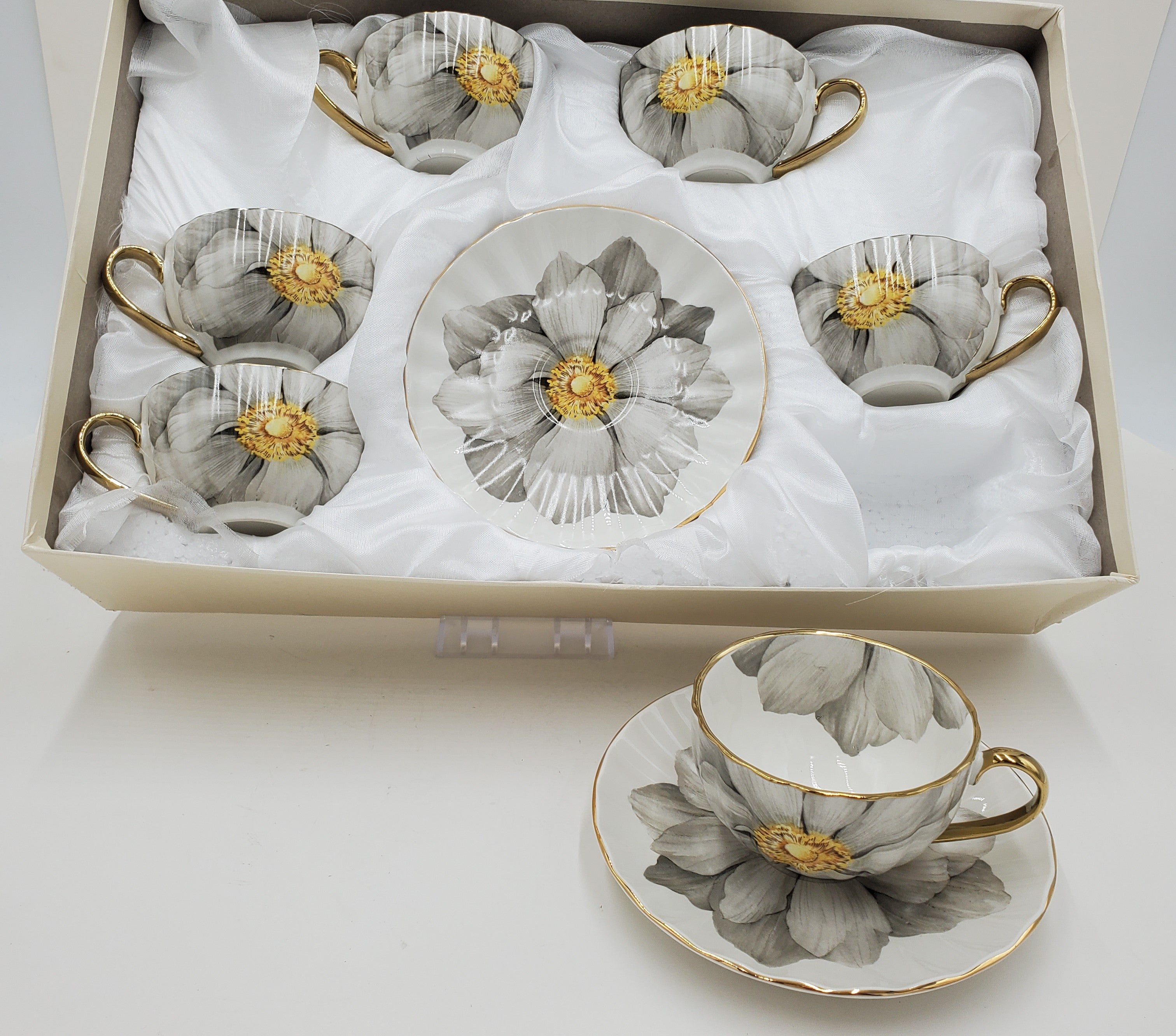 6-Piece Floral Tea Set with Teapot & Cups - Elegant Flower Design for Afternoon Tea, Bridal Shower & Home Decor