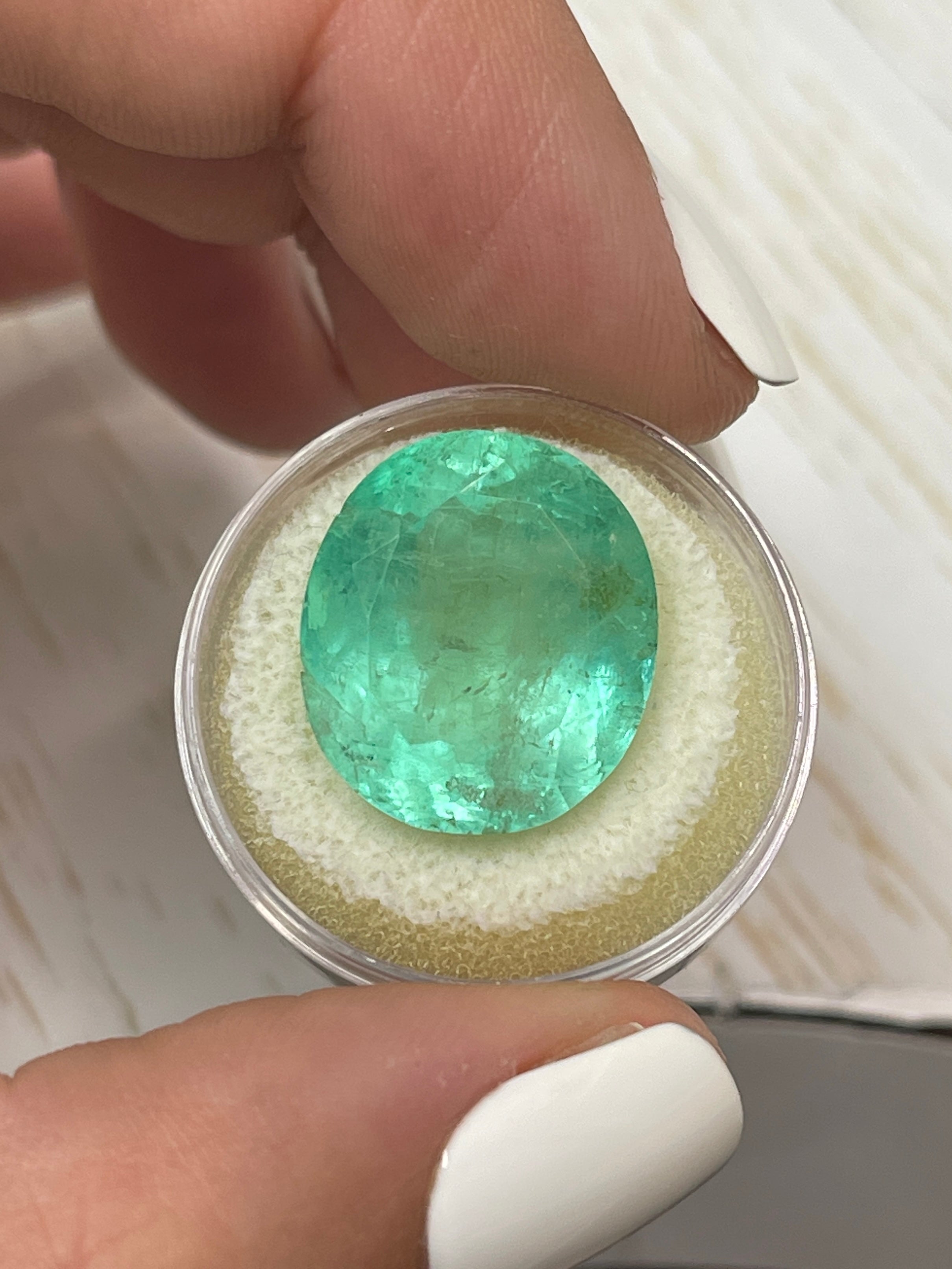 21.95 Carat Natural Colombian Emerald - Minty Green Oval Cut Loose Gemstone for Jewelry Making, Engagement Rings & Luxury Gifts
