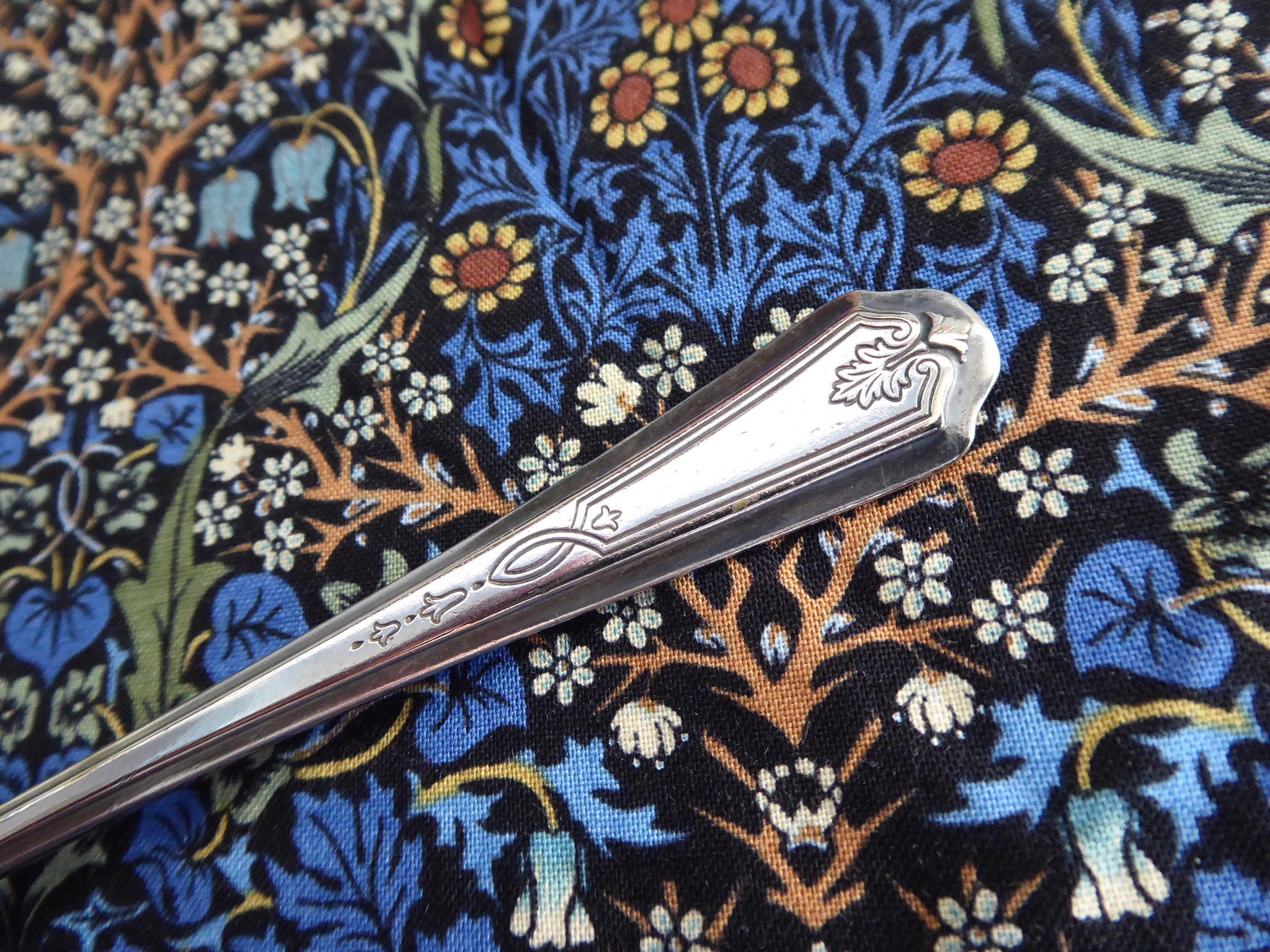 Vintage Oneida Beverly Teaspoon Set - 1920s Leaf & Bellflower Design, Duro Plate Silverware for Afternoon Tea, Dessert, and Elegant Dining