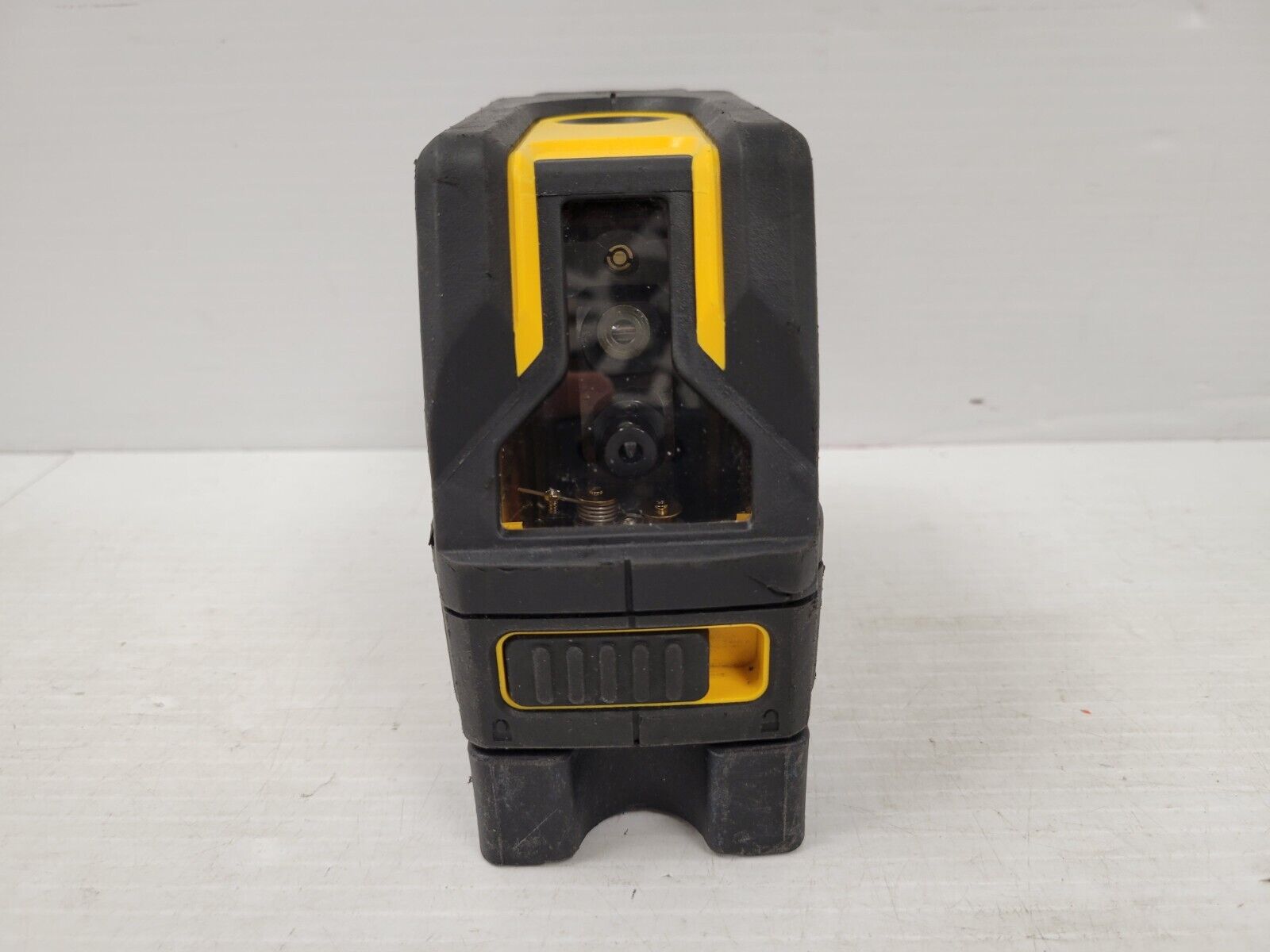 DEWALT DW0822 Self-Leveling Cross-Line Laser Level - for Construction, Remodeling, and DIY Projects - Indoor and Outdoor Use