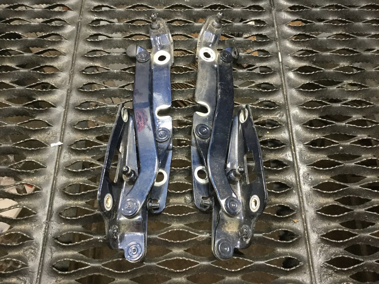 05-08 Audi A4 Trunk Lid Hinge Set (Left & Right 2pcs) - OEM Replacement Parts for Smooth Trunk Operation & Secure Closure