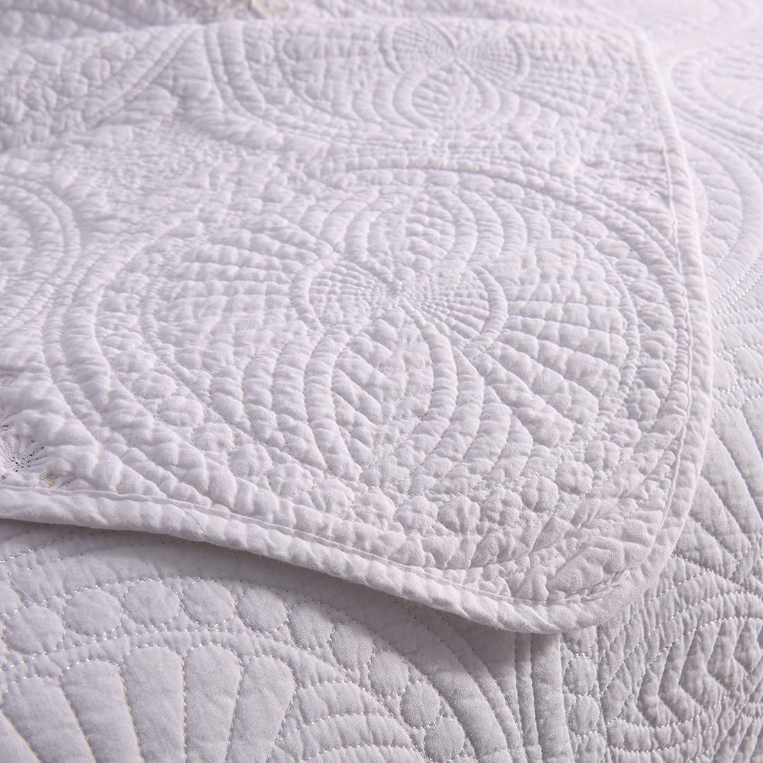 VCTOPS 100% Cotton Embroidered Quilted Bedspread Set - 3 Piece Reversible Round Pattern Coverlet for Queen Size Bed | Luxury Bedding Collection for Master Bedroom & Guest Room Decor