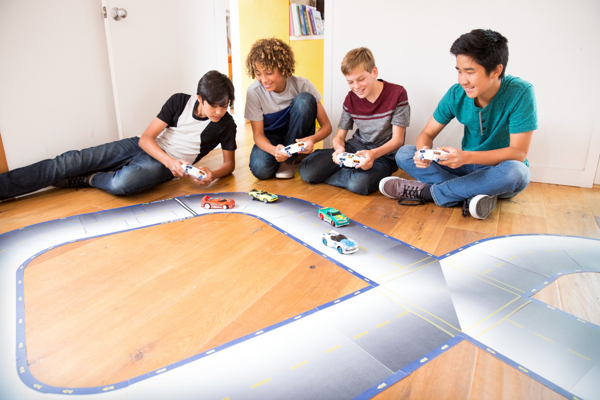 Hot Wheels Urban Race Track Circuit - Mattel FDY09 Toy Car Racing Set for Kids - Perfect for Indoor Play, Birthday Gifts & Family Game Nights