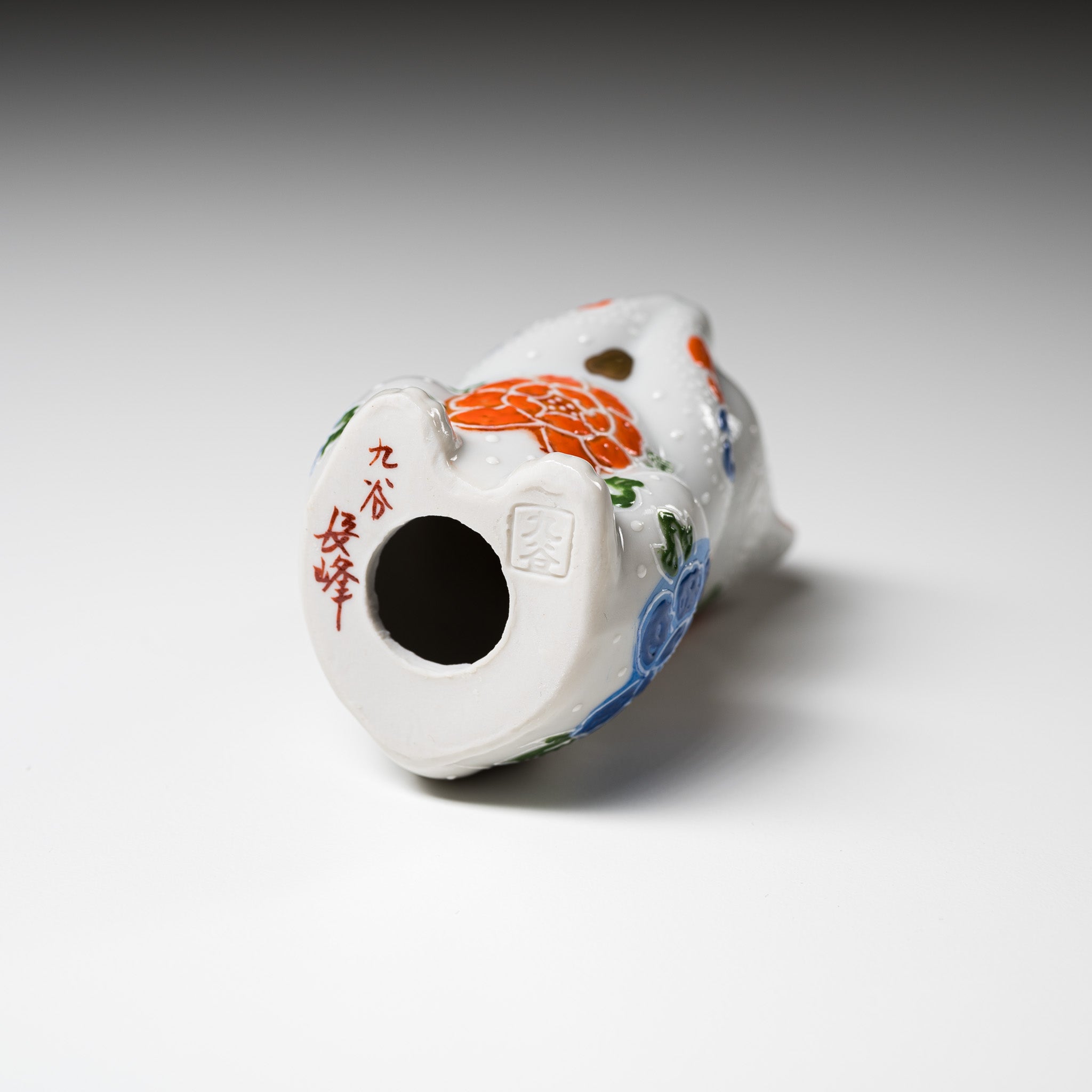 Kutani Ware White Begging Cat Ornament 'Shiho' - Japanese Lucky Cat Figurine for Home Decor, Office Feng Shui & Gift Giving